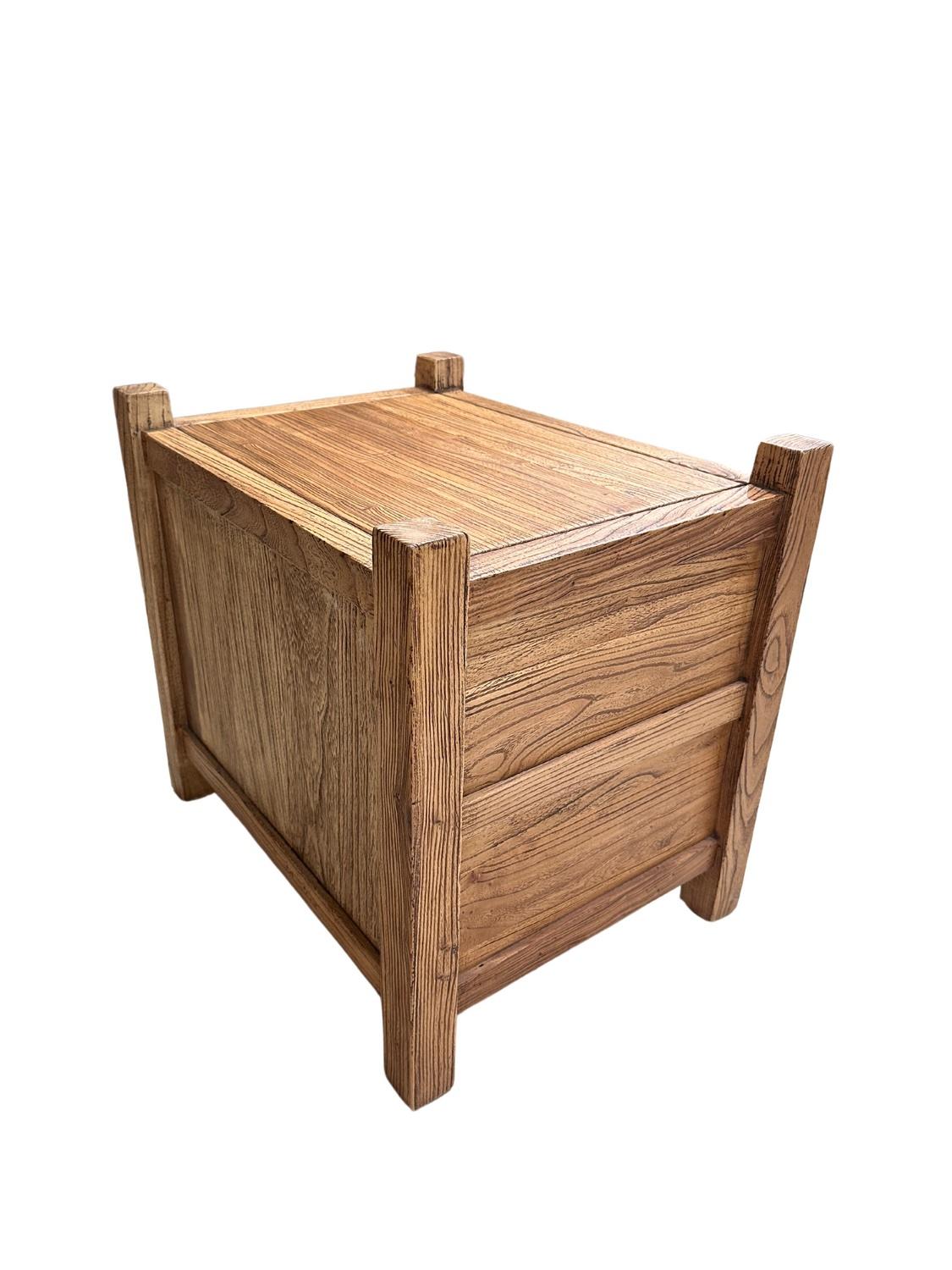 Fatto a mano Comodino in legno di olmo chiaro con cassetti, moderno organico in vendita