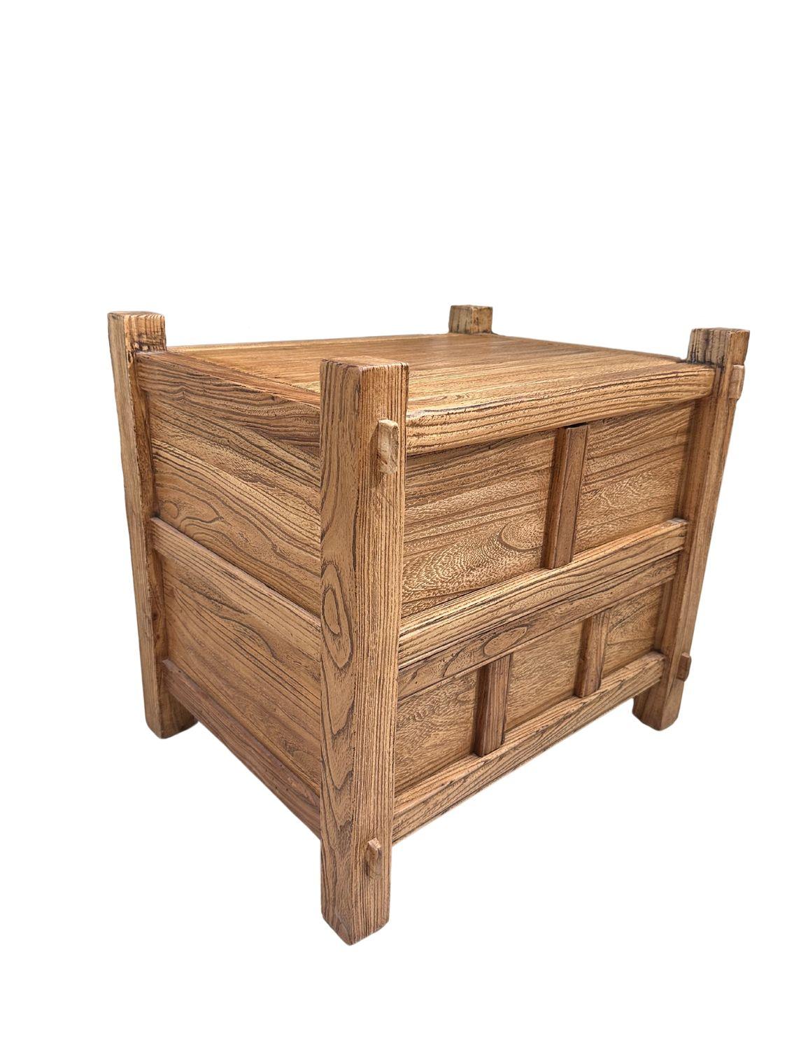 Cinese Comodino in legno di olmo chiaro con cassetti, moderno organico in vendita