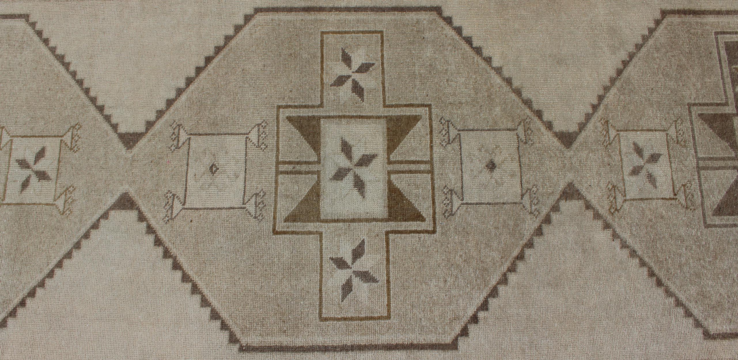 Light Gallery Vintage Oushak-Läufer mit geometrischen Medaillons in Braun und Taupe im Zustand „Gut“ im Angebot in Atlanta, GA