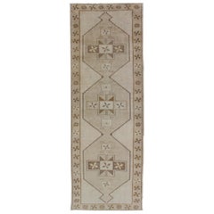 Light Gallery - Tapis de couloir vintage Oushak avec médaillons géométriques en marron et taupe
