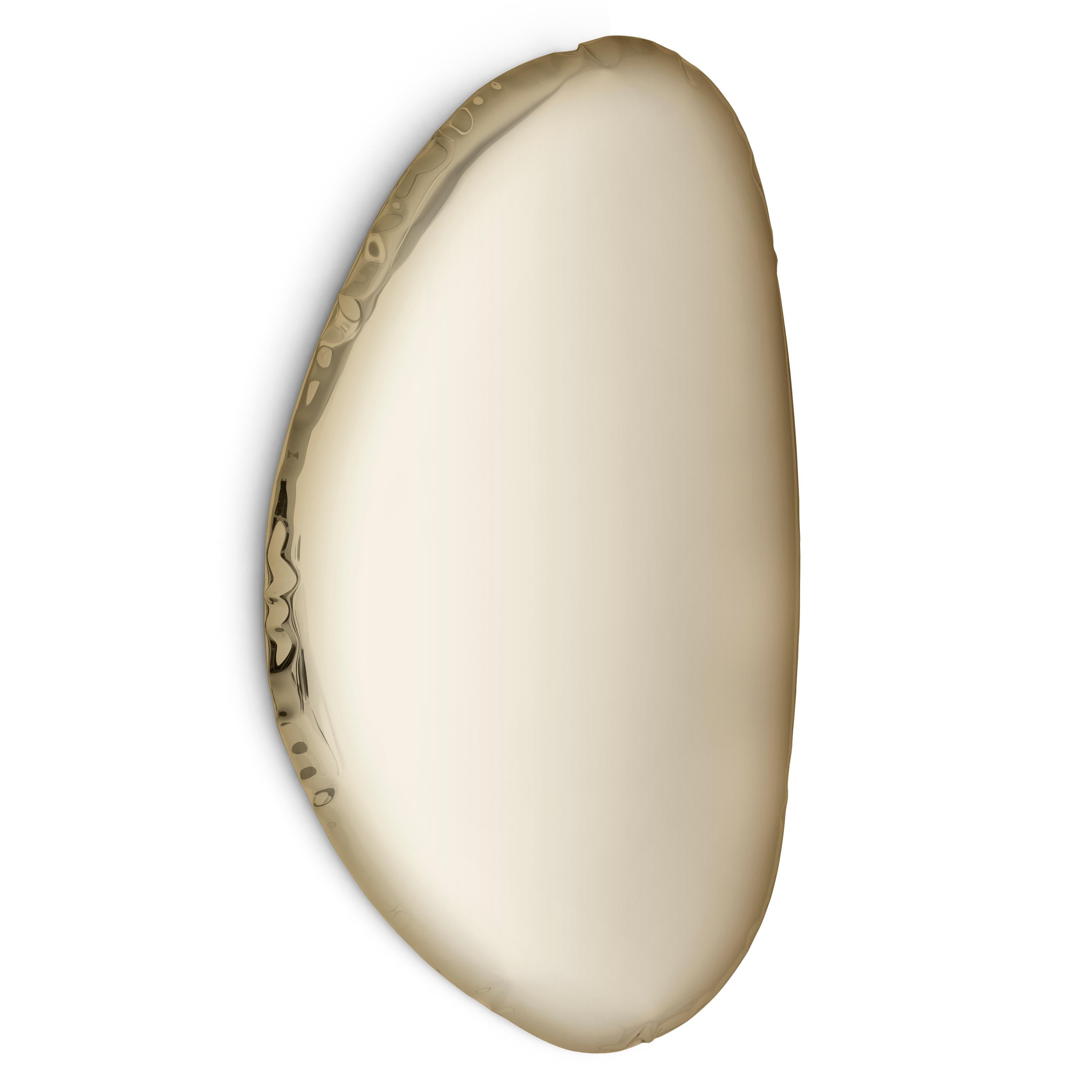 Specchio da parete Tafla O3 in oro chiaro di Zieta
Dimensioni: D 6 x L 79 x H 124 cm 
Materiale: Acciaio inossidabile.
Finitura: Oro chiaro. 
Finiture disponibili: Acciaio inossidabile, bianco opaco, zaffiro/smeraldo, zaffiro, smeraldo, blu spaziale