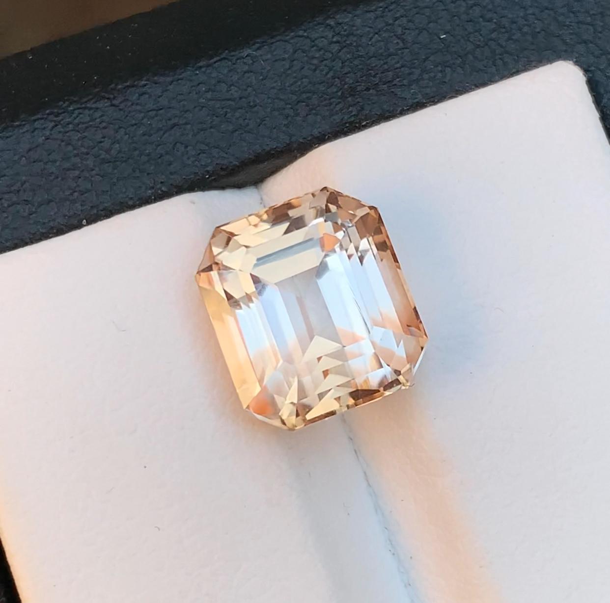 Topaze naturelle en vrac aux teintes dorées pour bague, collier, pendentif, bracelet ou tout autre type de bijou de Skardu, Pakistan

💎 TYPE DE PIERRE PRÉCIEUSE : Topaze 
⚖️ POIDS :  7,95 Carat
🪚 SHAPE & CUT : Taille émeraude
📏 TAILLE (MM) :