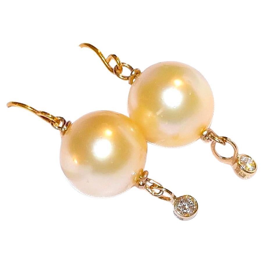 If you like pearls and diamonds, then this simple and beautiful piece of jewelry is for you!
Light Golden South Sea Cultured Pearl (12,8mm) with sparkling 0.08CT 14k Solid Yellow Gold Full Brilliant Cut Diamond Bezel Charm Pendant are together meant