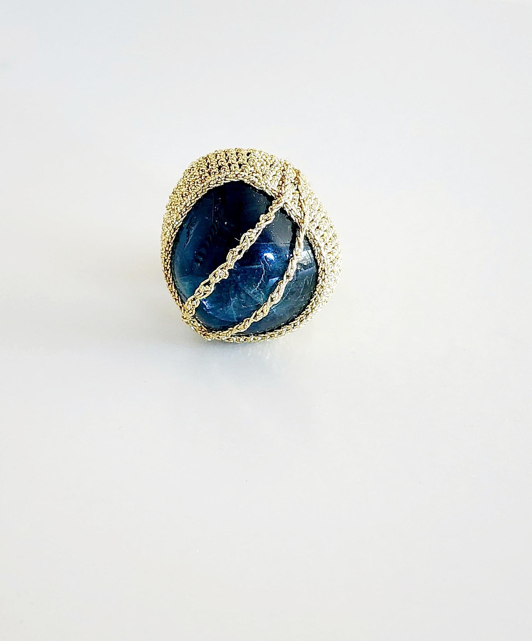 Einzigartiger gehäkelter Ring. Der Ring ist mit einem hellgoldenen, glatten Faden gehäkelt. Kein Metallgehalt. Der Stein ist ein tiefblauer natürlicher Fluoritstein.