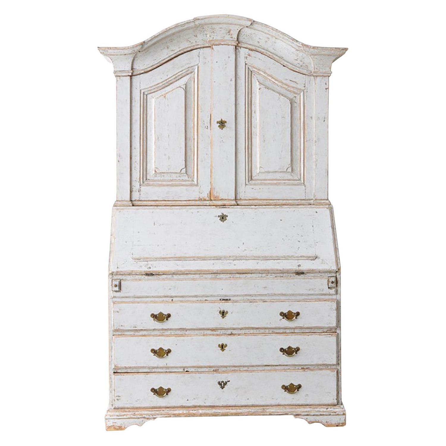 Secrétaire suédois d
époque du 18ème siècle en deux parties avec fronton sculpté, gris clair