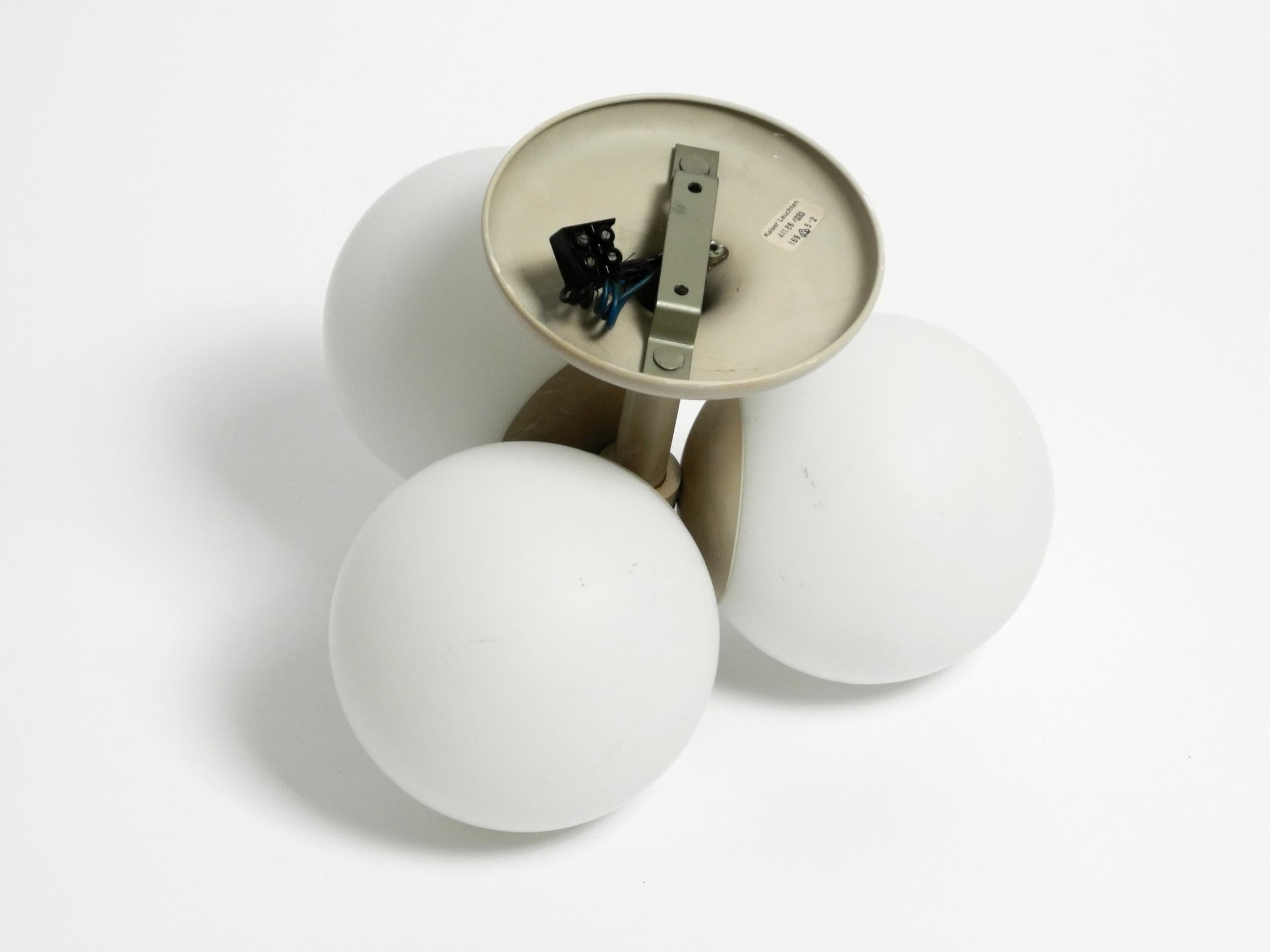 Milieu du XXe siècle Plafonniers Kaiser Leuchten gris clair de l'ère spatiale des années 1960 avec 3 boules de verre en vente