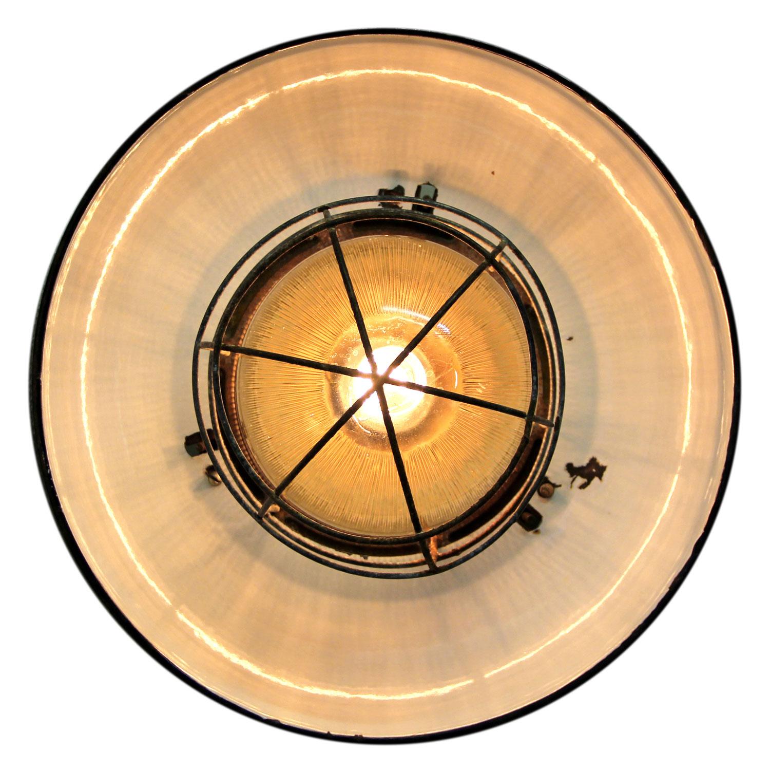 Polonais Lampes à suspension industrielles vintage en fonte et verre de Holophane émaillé gris clair en vente