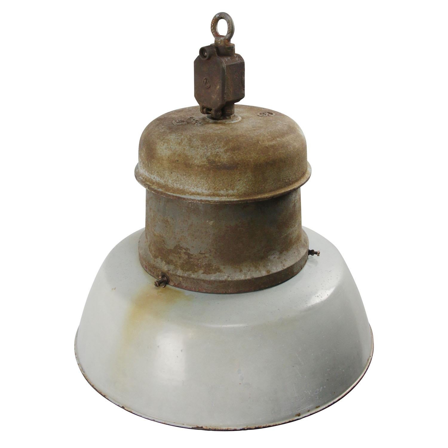 Old German train station light by Pötter & Schütze GmbH
Light grey enamel met big cast iron top
White interior

Weight: 12.3 kg / 27.1 lb

Priced per individual item. All lamps have been made suitable by international standards for