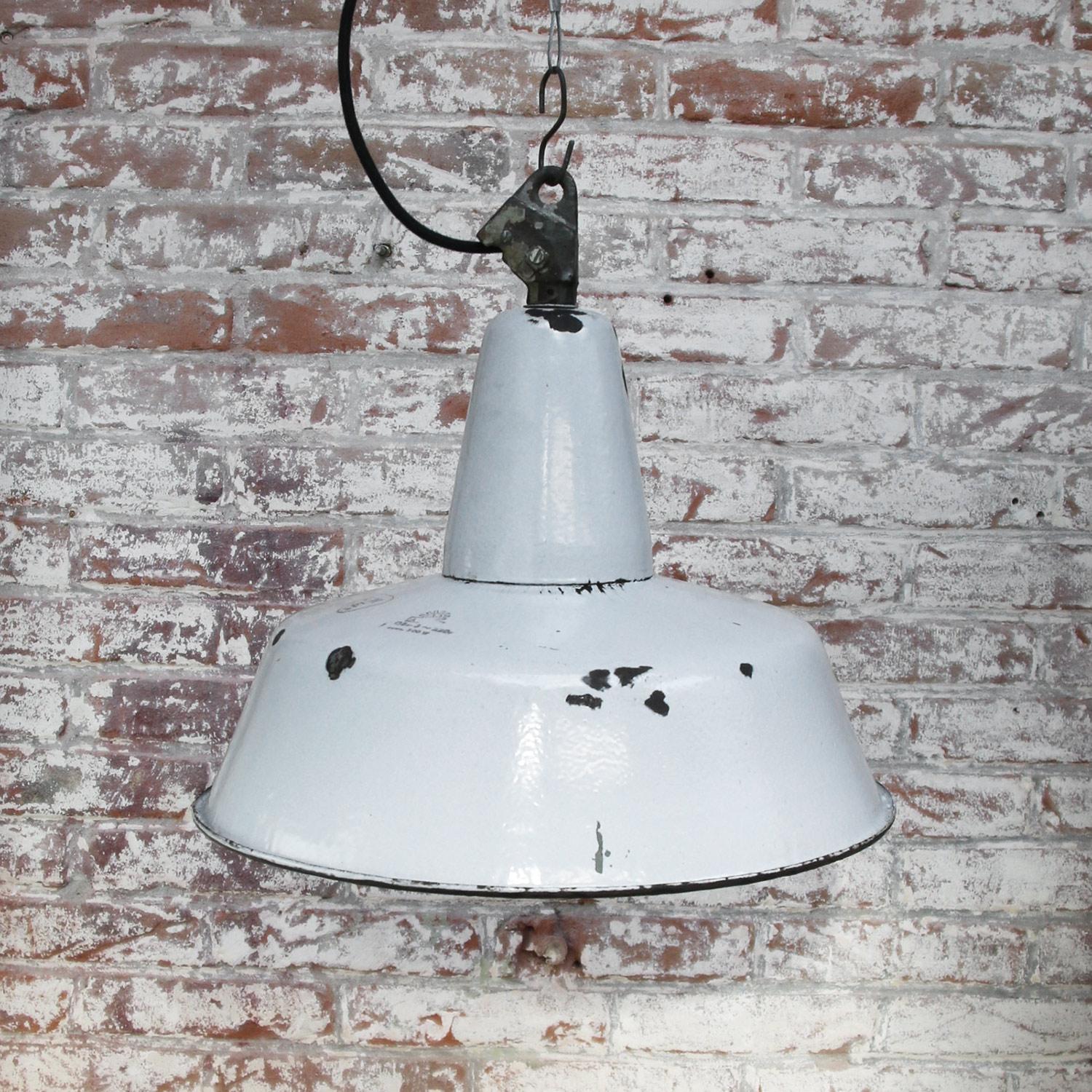Light Gray Enamel Vintage Industrial Pendant Light In Good Condition For Sale In Amsterdam, NL