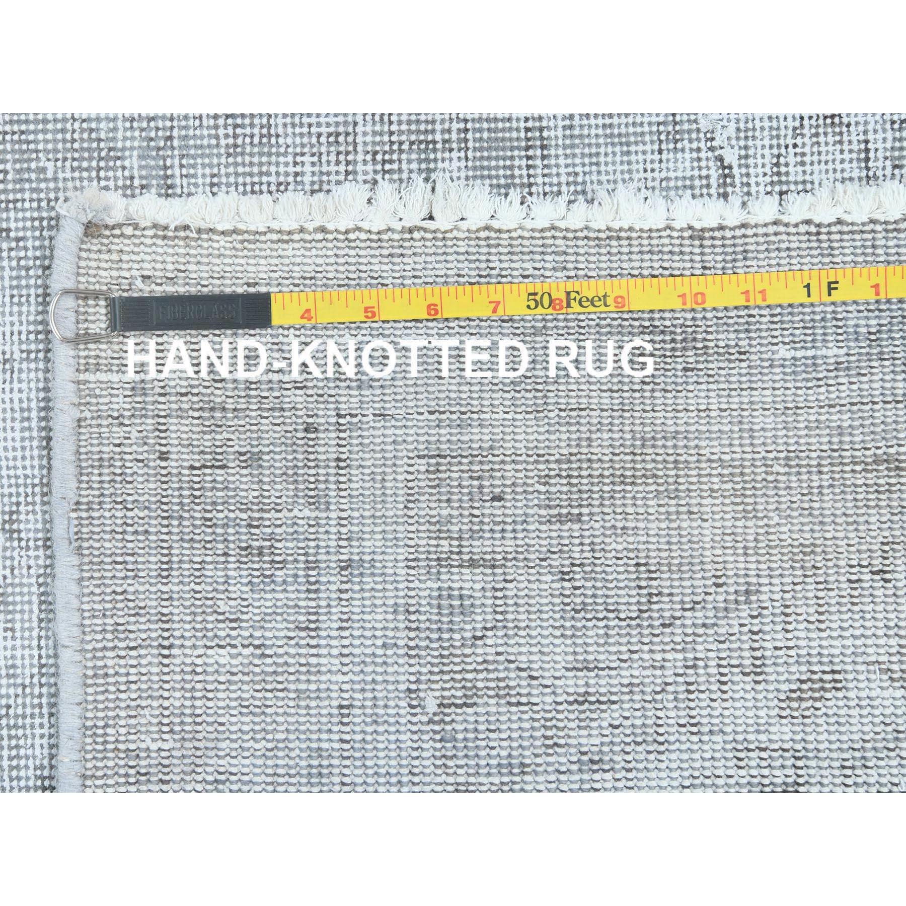 Hellgrauer handgeknüpfter Vintage-Wollteppich in persischer Täbrisform mit rustikalem Aussehen im Angebot 4