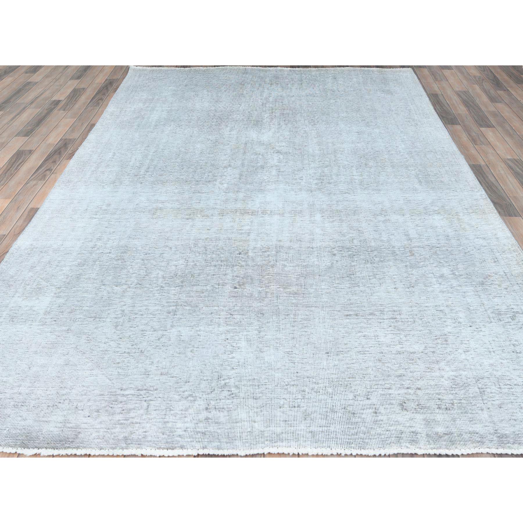 Hellgrauer handgeknüpfter Vintage-Wollteppich in persischer Täbrisform mit rustikalem Aussehen (Mittelalterlich) im Angebot