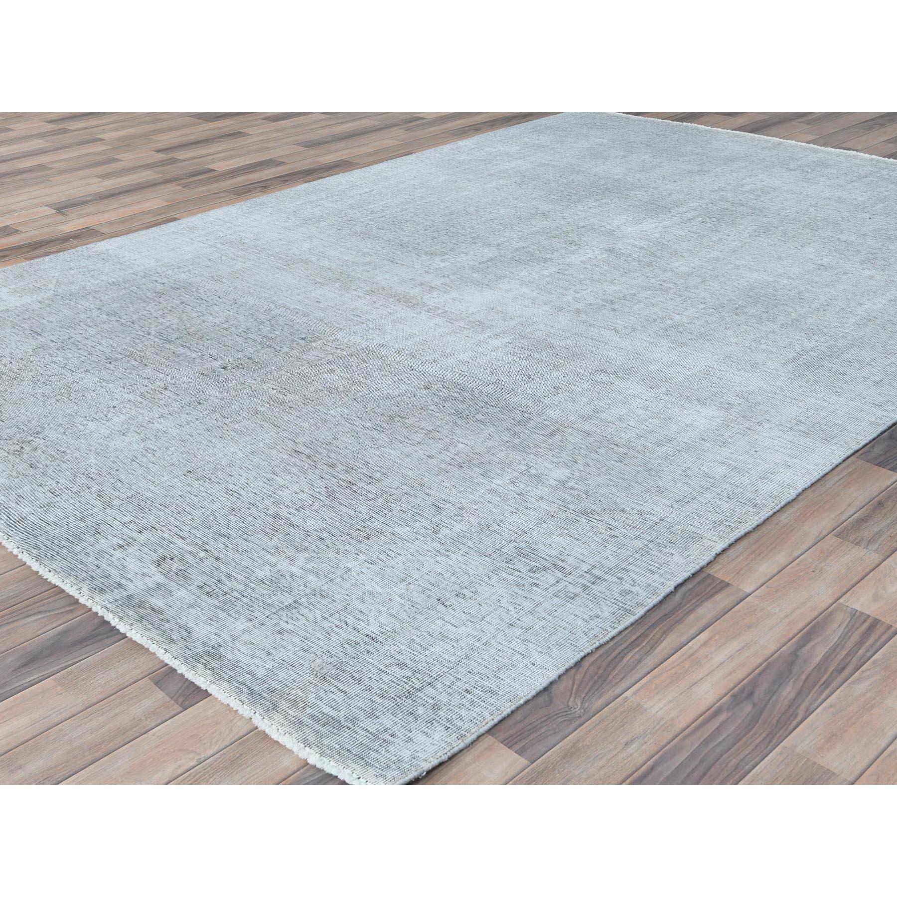 Hellgrauer handgeknüpfter Vintage-Wollteppich in persischer Täbrisform mit rustikalem Aussehen (Persisch) im Angebot
