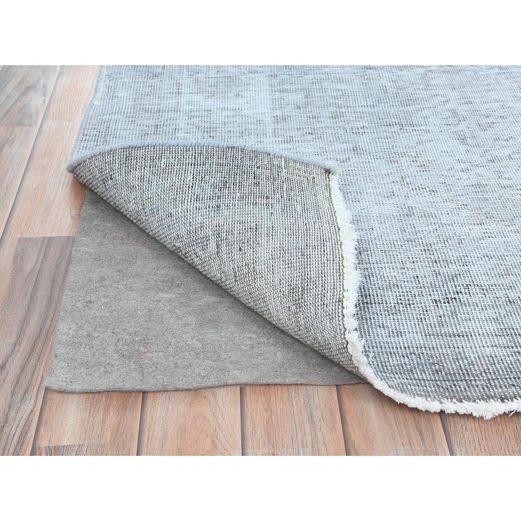 Hellgrauer handgeknüpfter Vintage-Wollteppich in persischer Täbrisform mit rustikalem Aussehen (Handgeknüpft) im Angebot