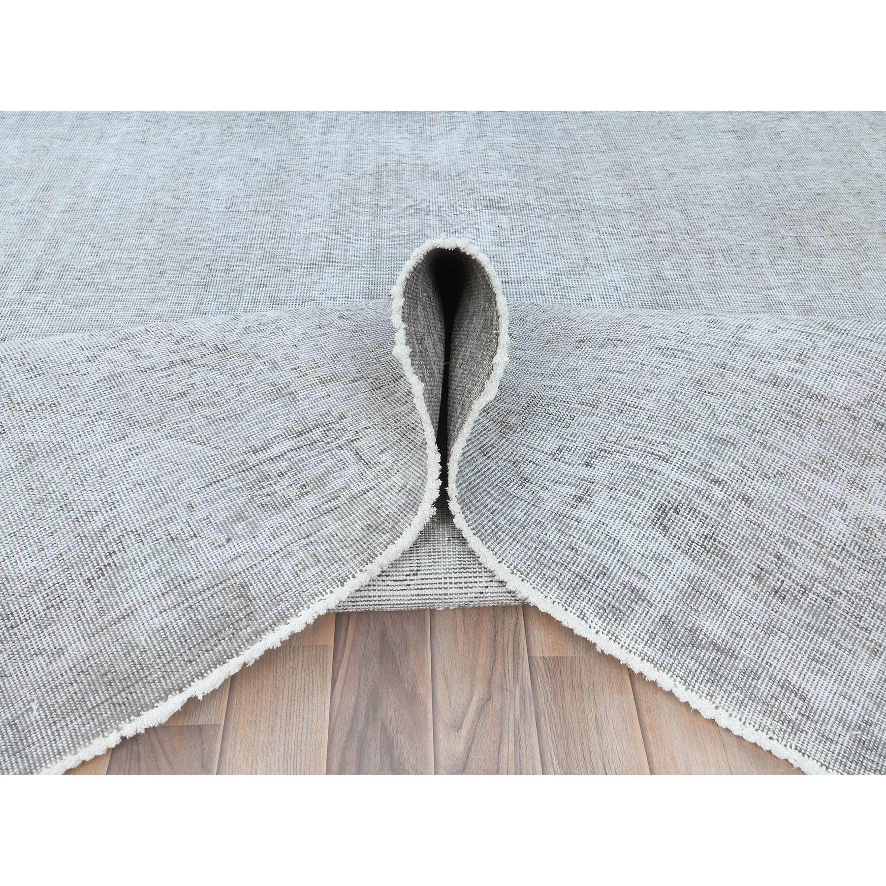 Hellgrauer handgeknüpfter Vintage-Wollteppich in persischer Täbrisform mit rustikalem Aussehen im Zustand „Gut“ im Angebot in Carlstadt, NJ
