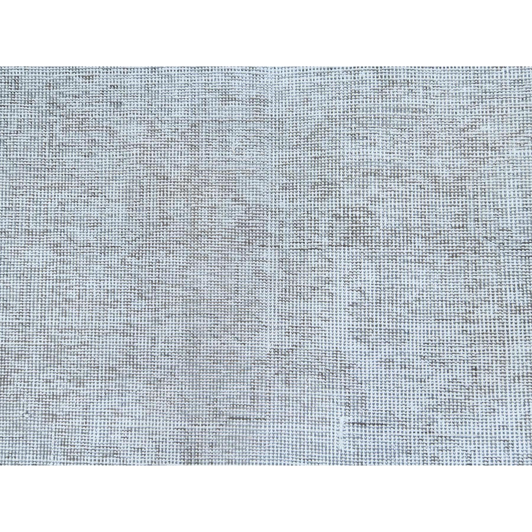 Hellgrauer handgeknüpfter Vintage-Wollteppich in persischer Täbrisform mit rustikalem Aussehen im Angebot 1