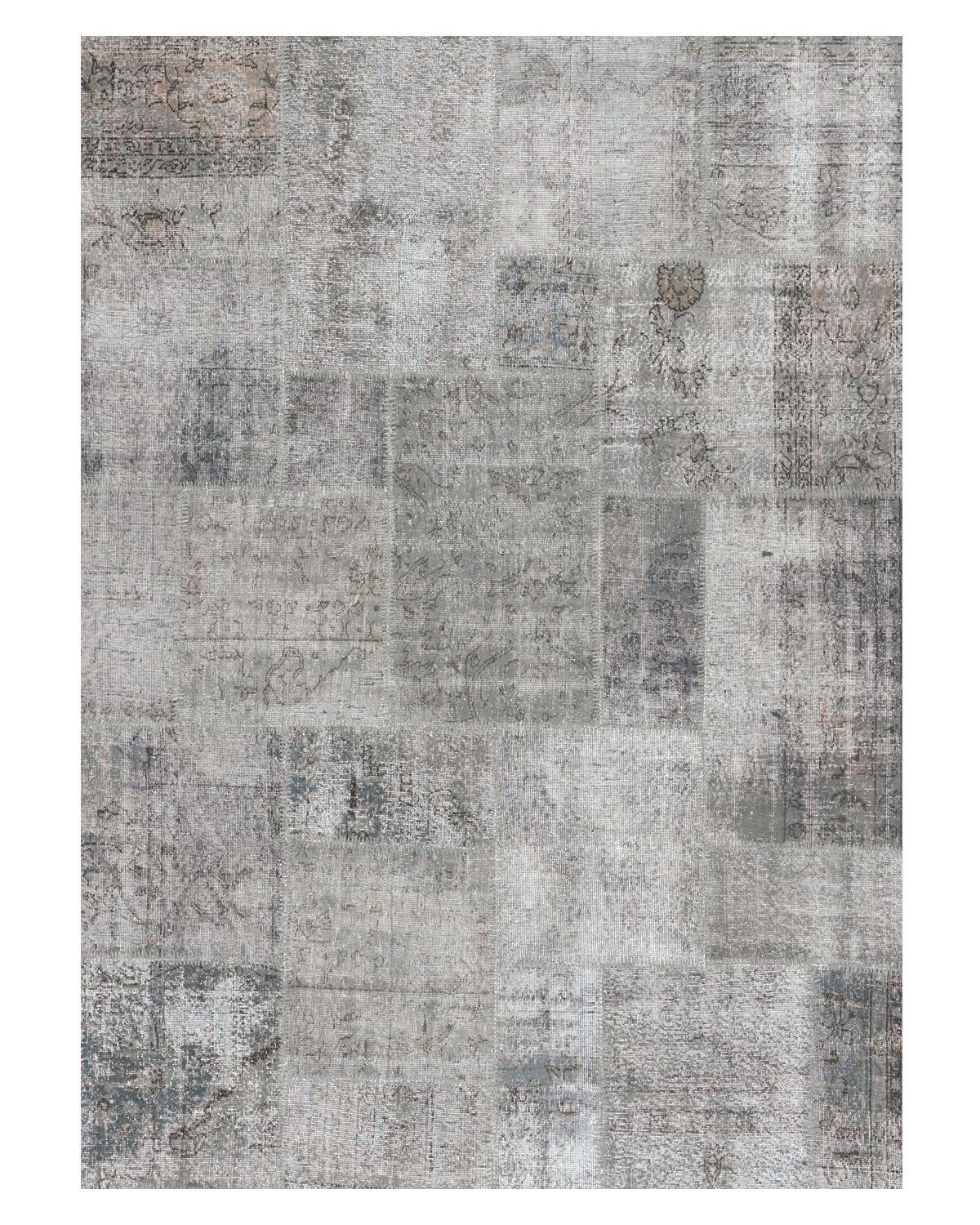 Alfombra Patchwork 250 gris claro L16 by Mohebban
Dimensiones: A 250 x L 200 cm
Materiales: Lana.

Las viejas alfombras de Anatolia, de entre 20 y 50 años, se blanquean y tiñen, se cortan en cuadrados de distintos tamaños y, por último, se cosen a