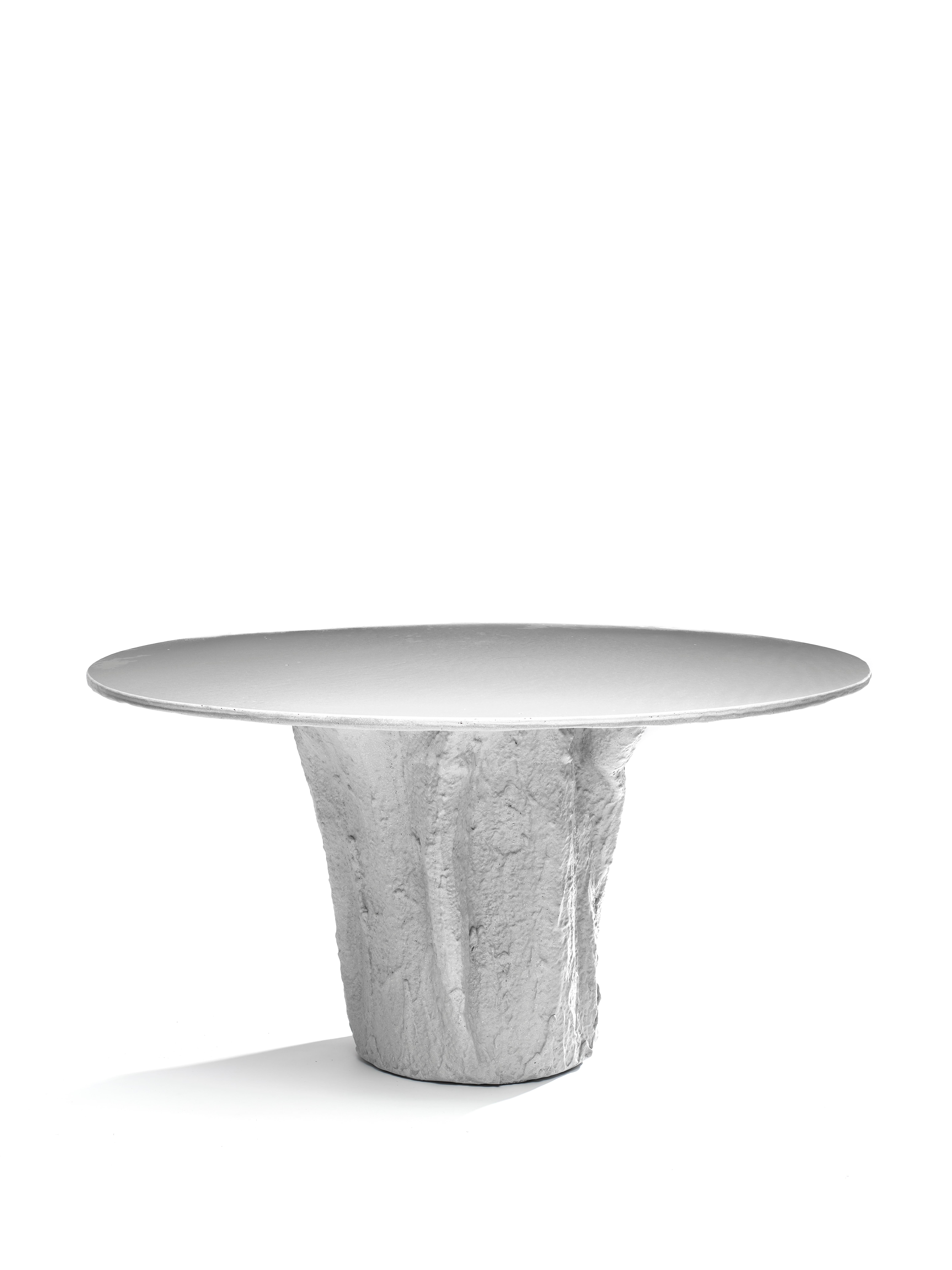 The light grey table from the Kernel series is a unique piece made entirely by hand by the designer. Completely built in Glebanite, a special blend of recycled and recyclable fiberglass. An artistic work of circular economy that takes care of the