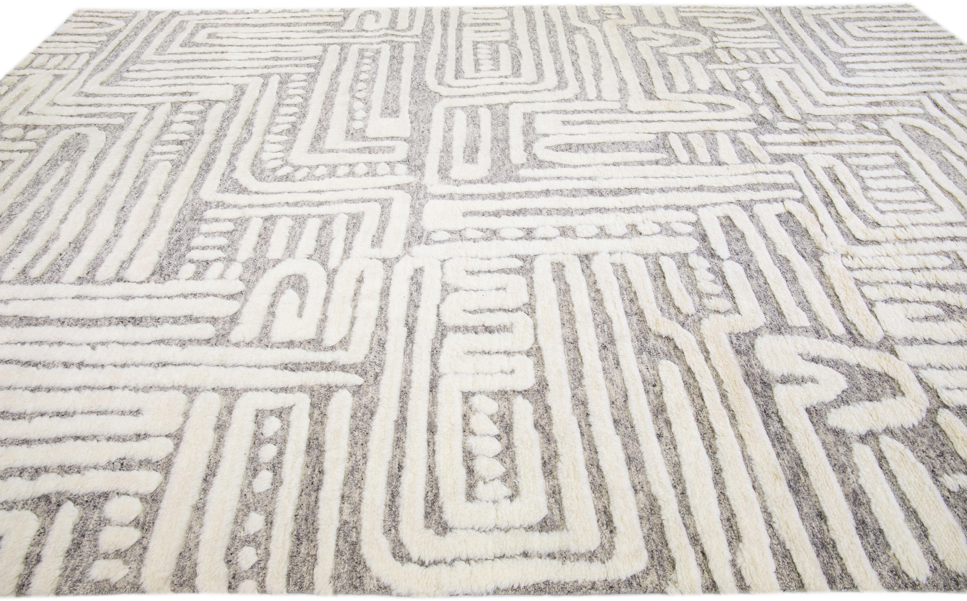 Noué à la main Tapis en laine de style marocain moderne gris clair, fait à la main et conçu de manière abstraite par Apadana en vente