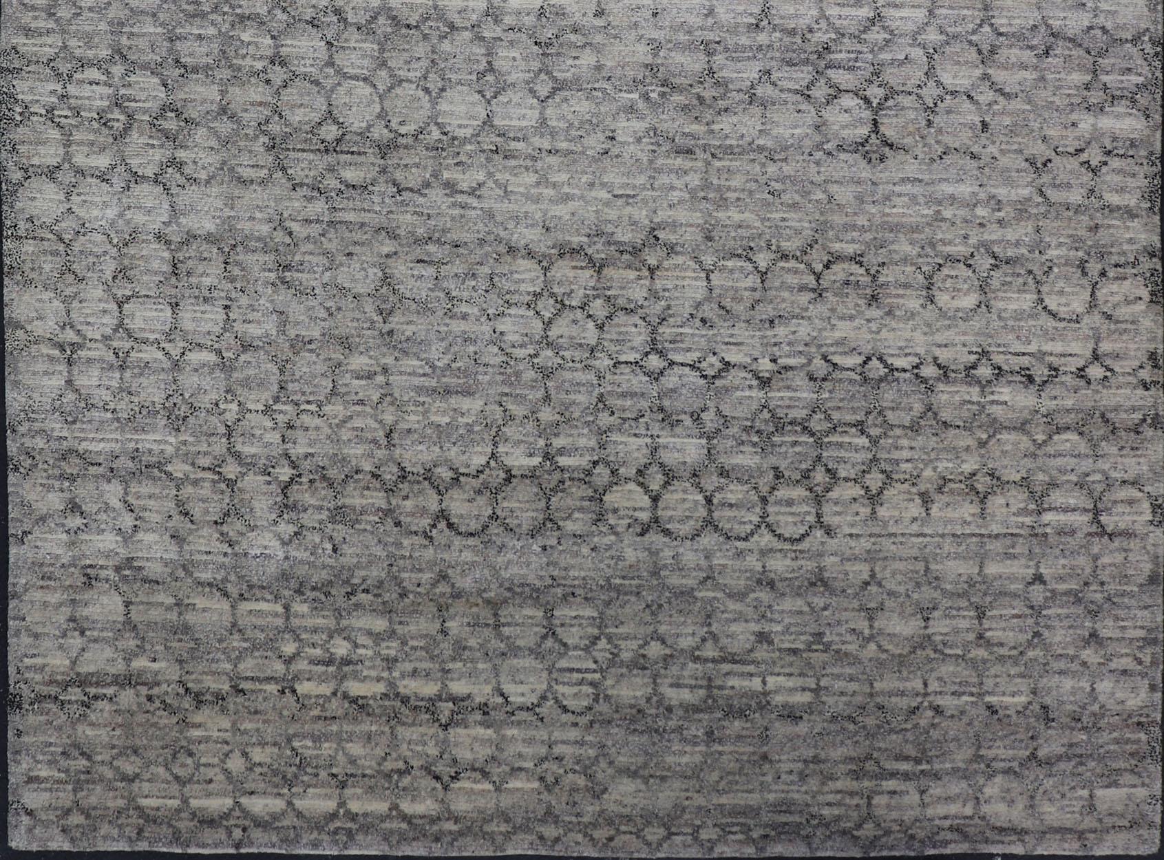 Moderner hellgrauer Teppich mit All-Over-Kette in Dunkelgrau (Indisch) im Angebot