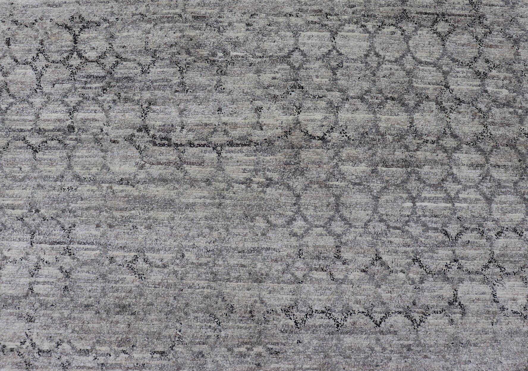 Moderner hellgrauer Teppich mit All-Over-Kette in Dunkelgrau (Handgeknüpft) im Angebot