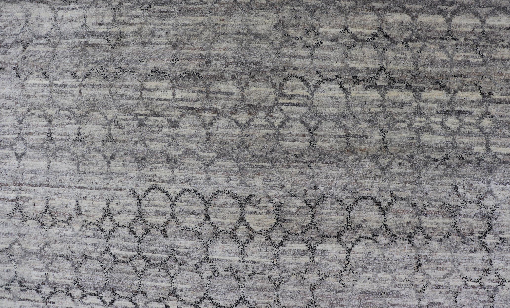 Light Grey Modern Rug with All-Over Chain Design in Dark Grey In New Condition For Sale In Atlanta, GA