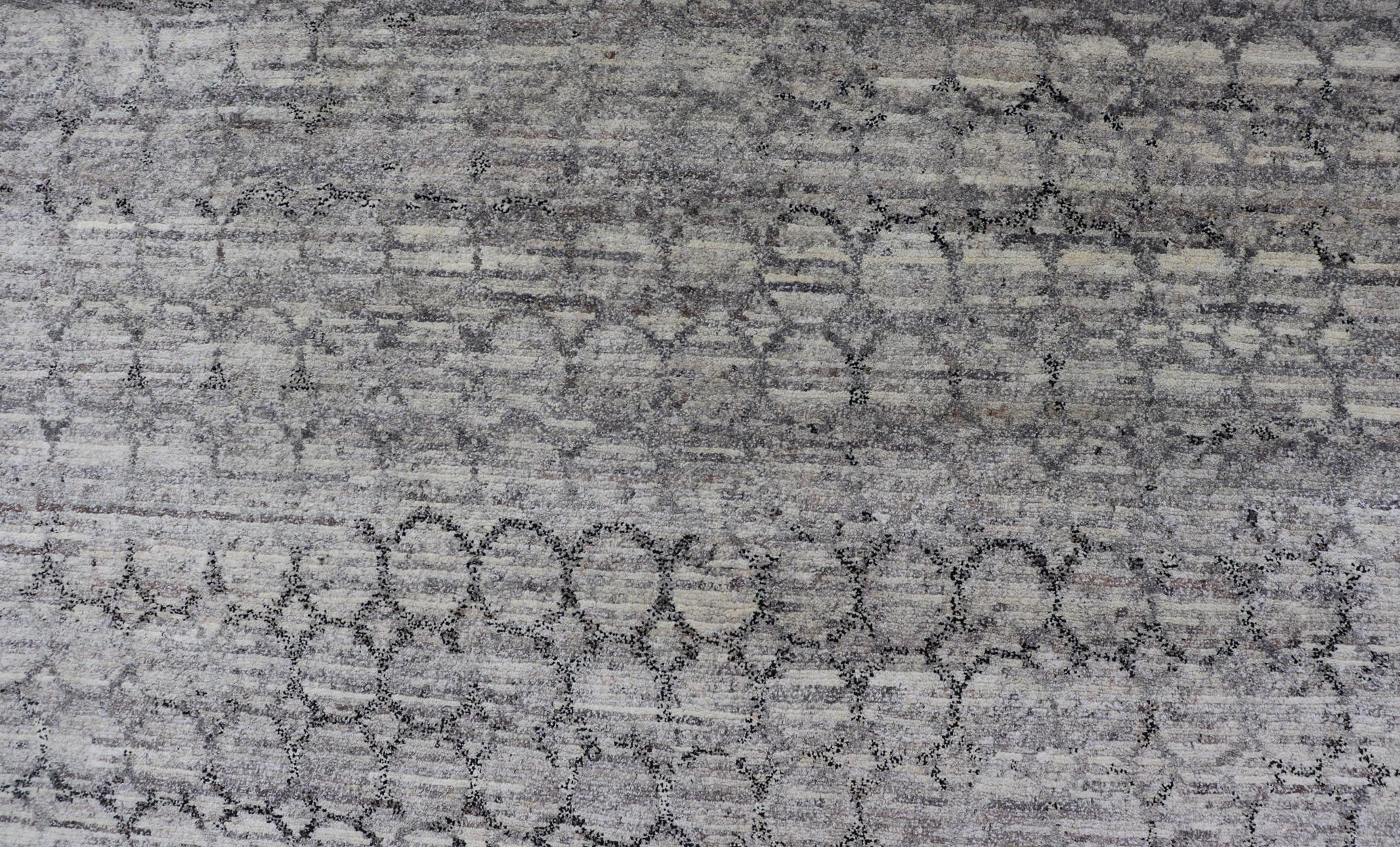 Annodato a mano Tappeto moderno grigio chiaro con disegno a catena all-over in grigio scuro in vendita