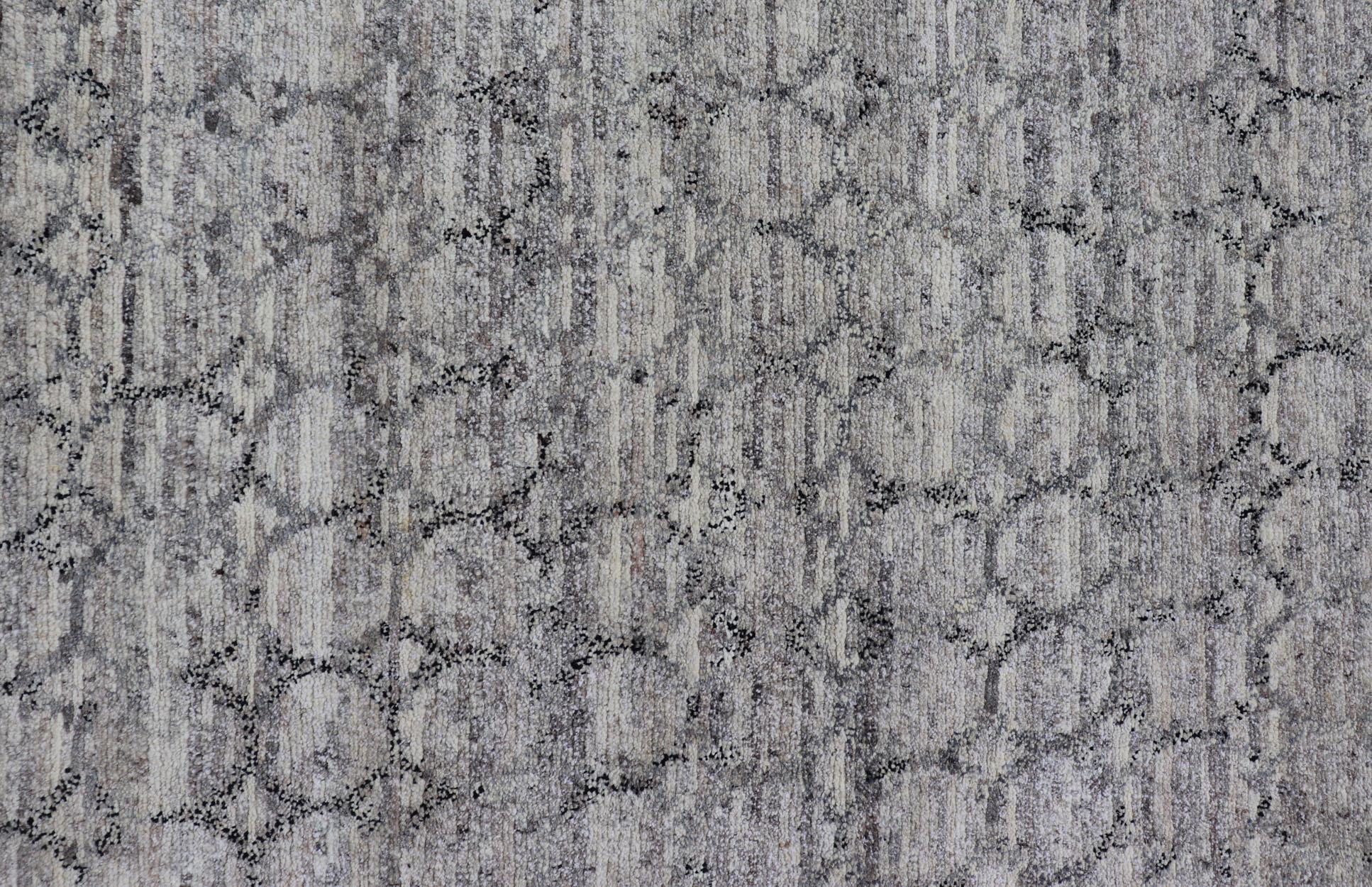 Moderner hellgrauer Teppich mit All-Over-Kette in Dunkelgrau (21. Jahrhundert und zeitgenössisch) im Angebot