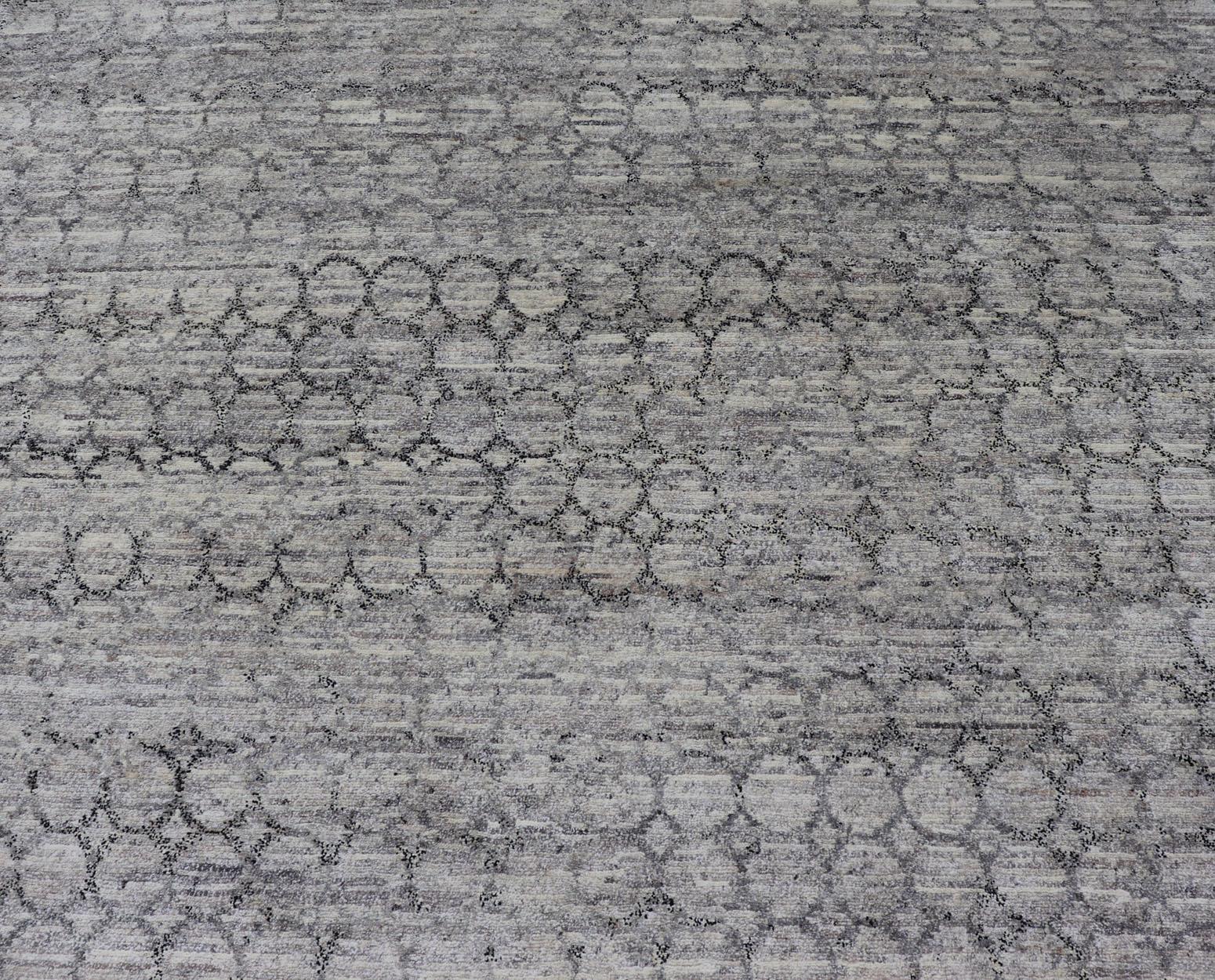 Moderner hellgrauer Teppich mit All-Over-Kette in Dunkelgrau (Wolle) im Angebot