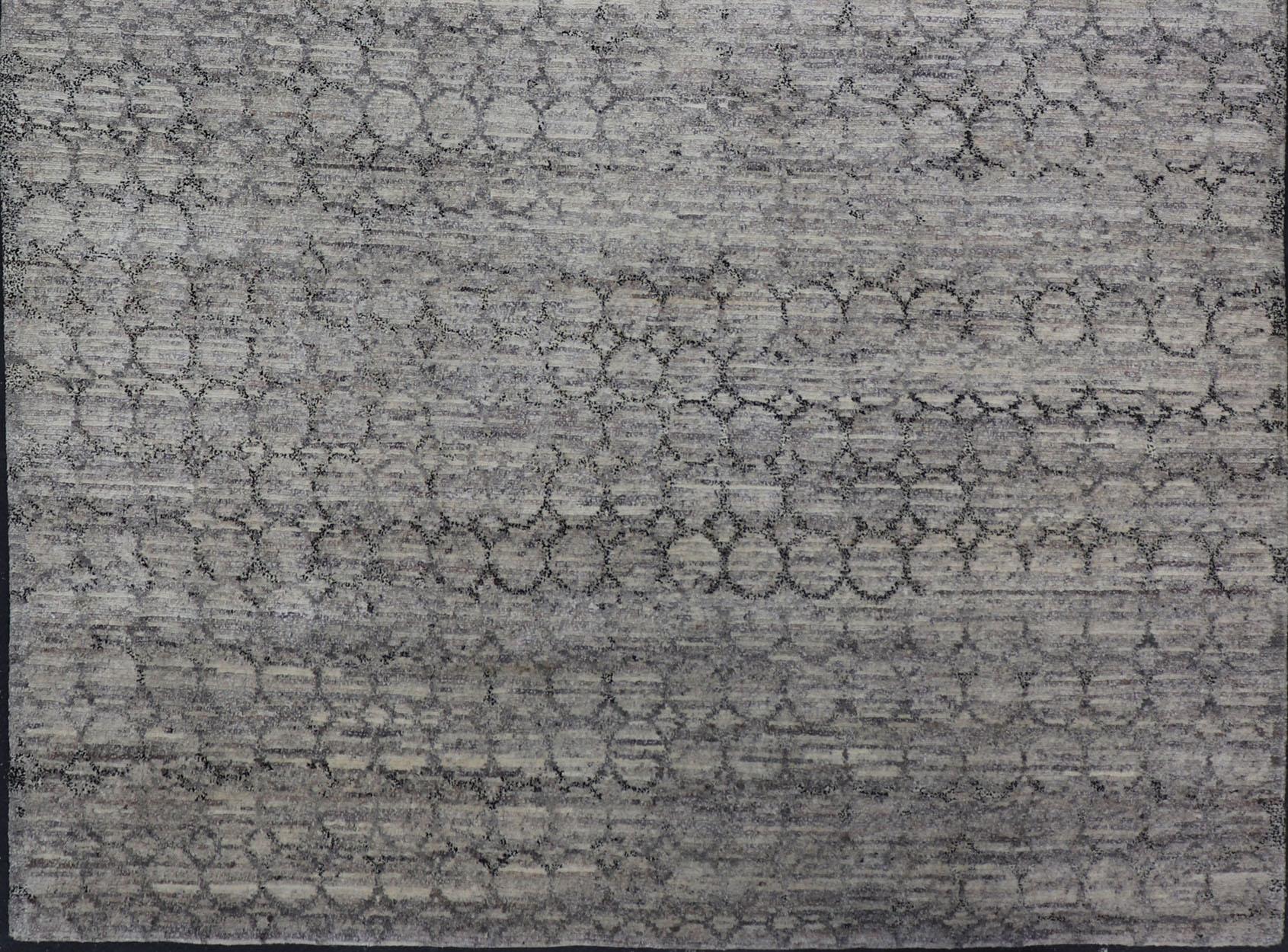 Lana Tappeto moderno grigio chiaro con disegno a catena all-over in grigio scuro in vendita
