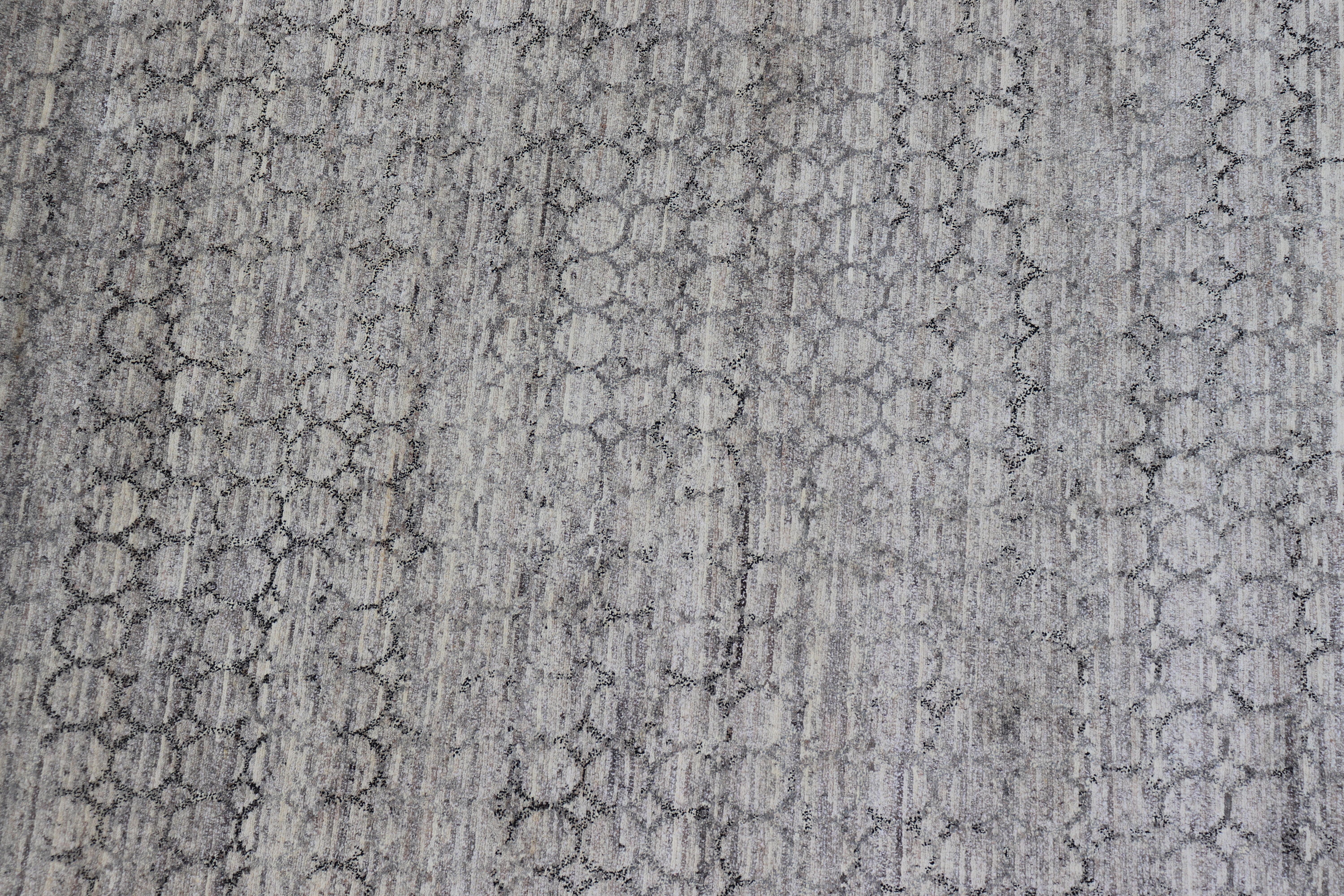 Moderner hellgrauer Teppich mit All-Over-Kette in Dunkelgrau im Angebot 2