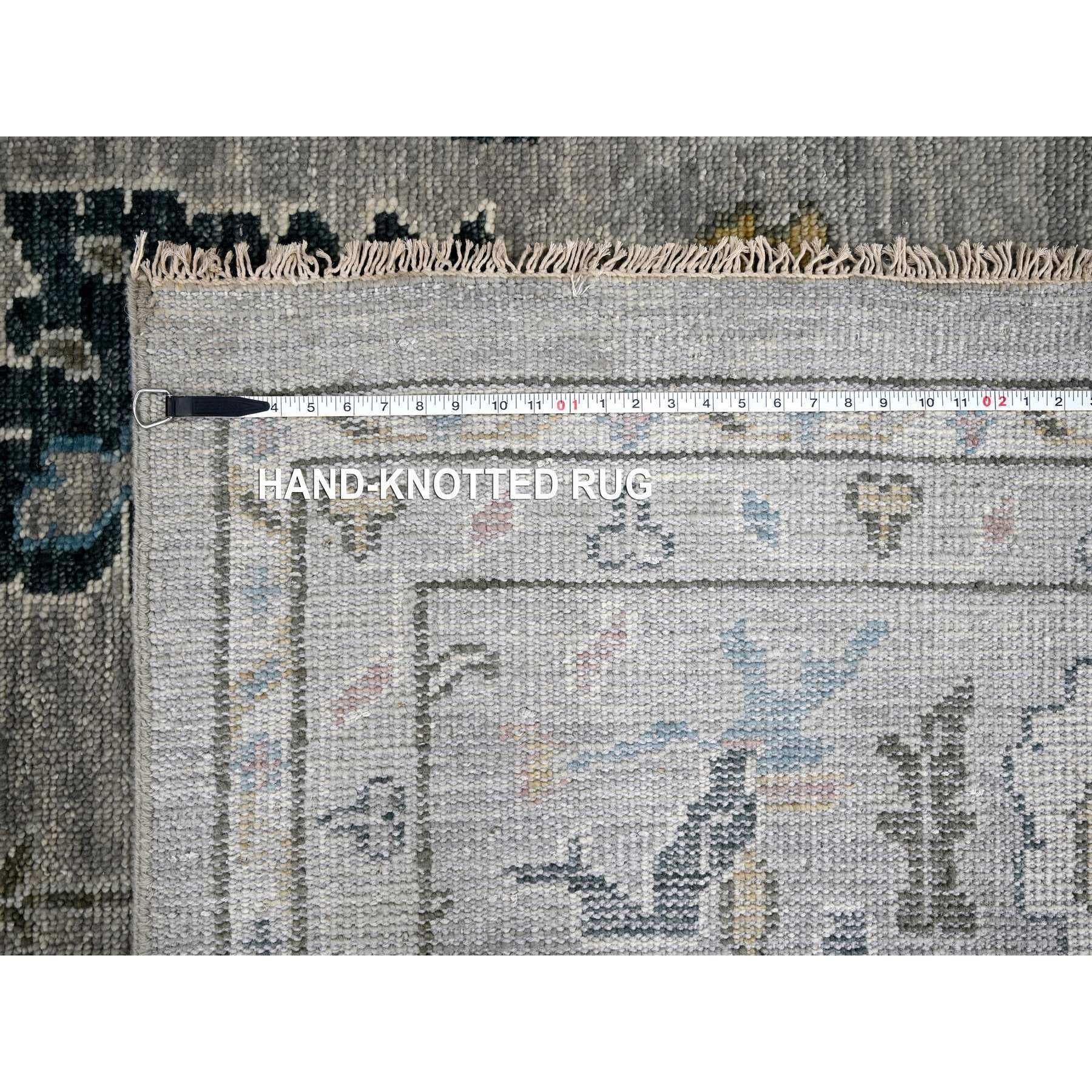 Handgeknüpfter orientalischer Teppich in Hellgrau im Oushak-Design aus reiner Wolle 12'0