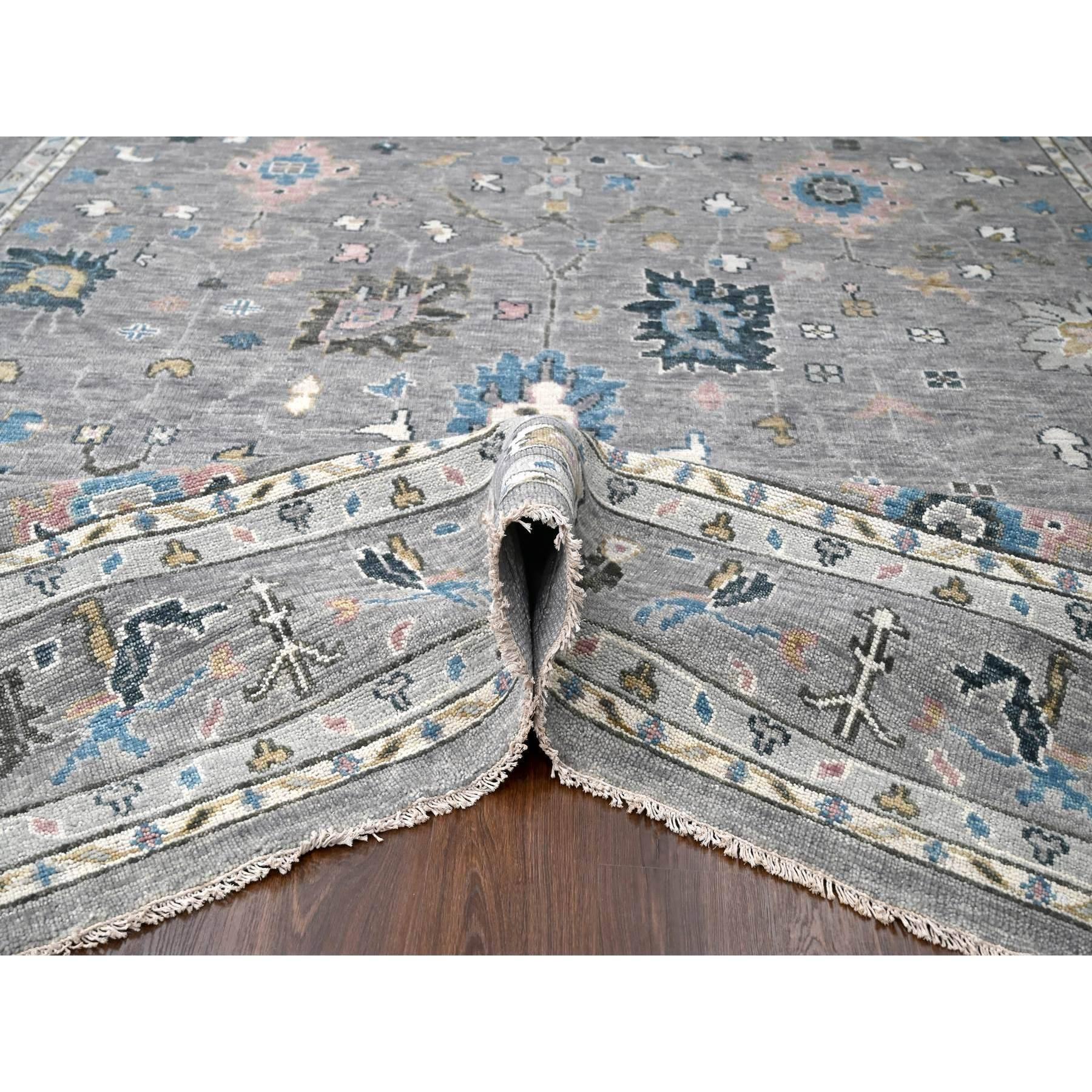 Handgeknüpfter orientalischer Teppich in Hellgrau im Oushak-Design aus reiner Wolle 12'0
