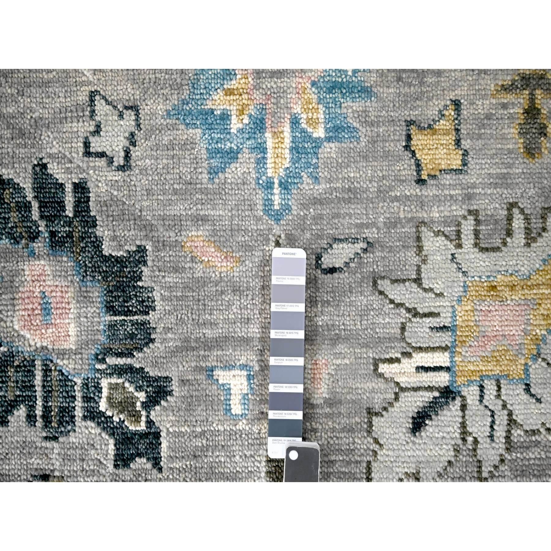 Handgeknüpfter orientalischer Teppich in Hellgrau im Oushak-Design aus reiner Wolle 12'0