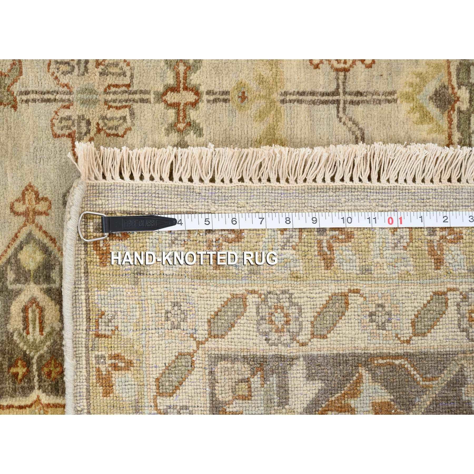 Hellgrauer, handgeknüpfter, quadratischer, orientalischer Teppich aus weicher Wolle im Karajeh-Design 10'2