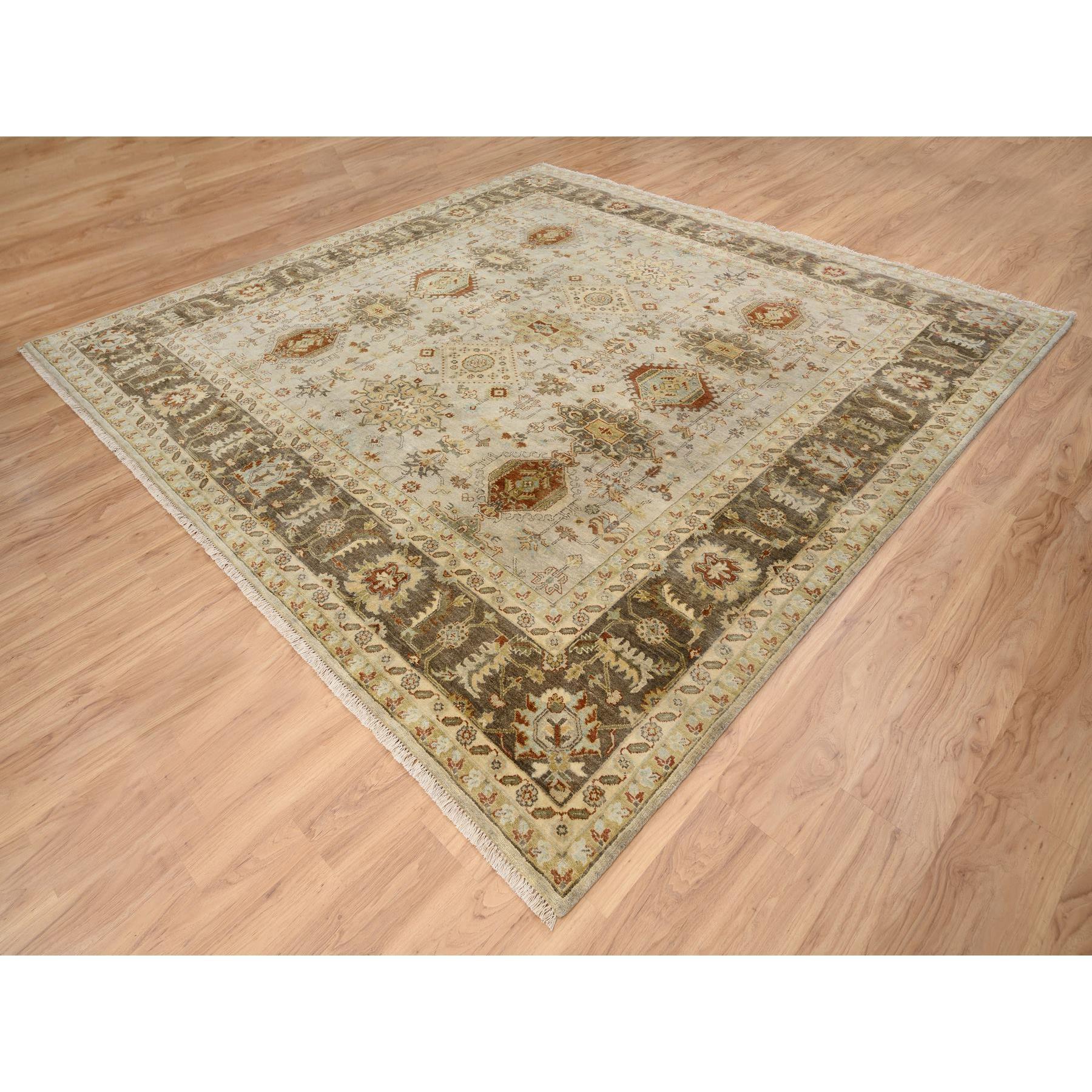 Hellgrauer, handgeknüpfter, quadratischer, orientalischer Teppich aus weicher Wolle im Karajeh-Design 10'2