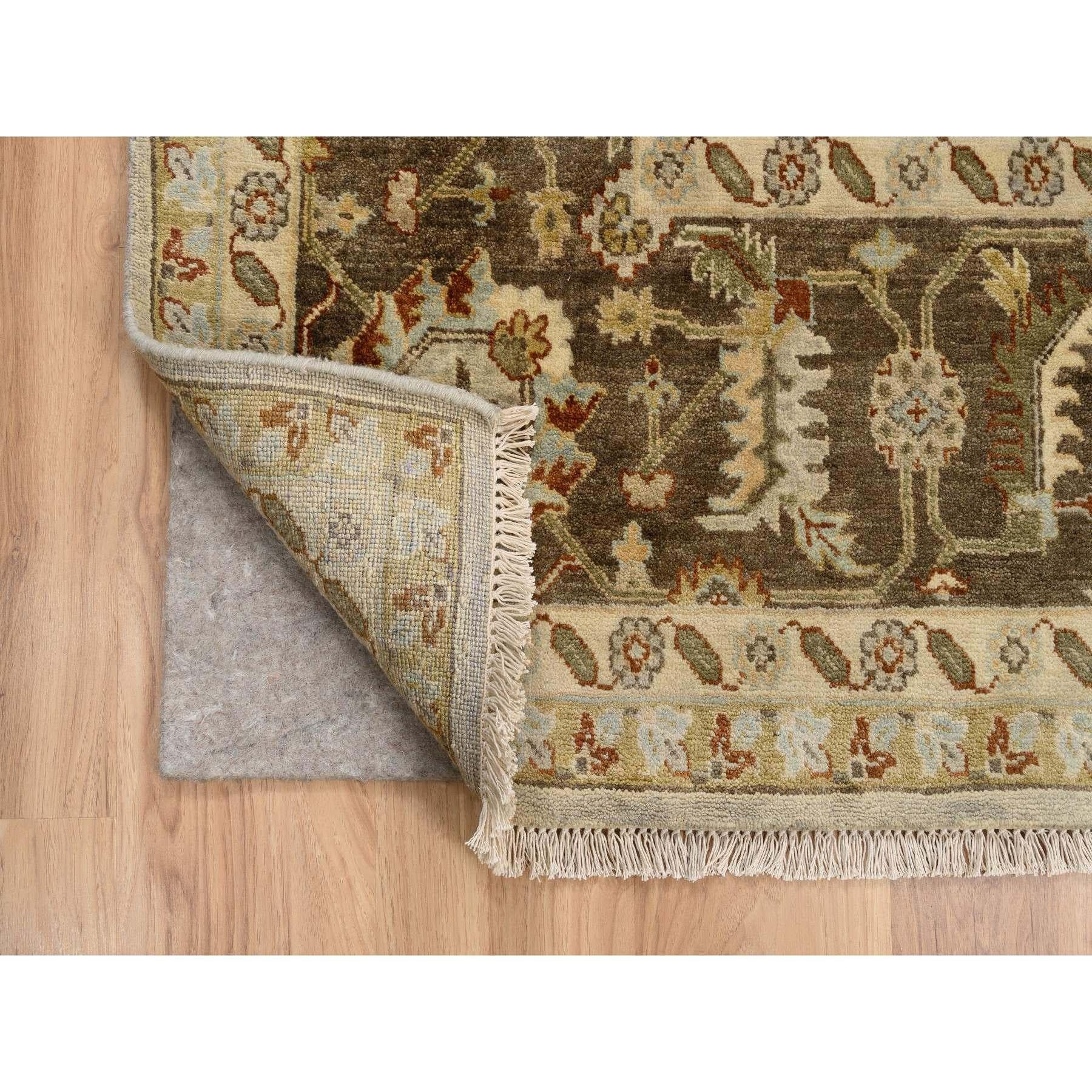 Hellgrauer, handgeknüpfter, quadratischer, orientalischer Teppich aus weicher Wolle im Karajeh-Design 10'2