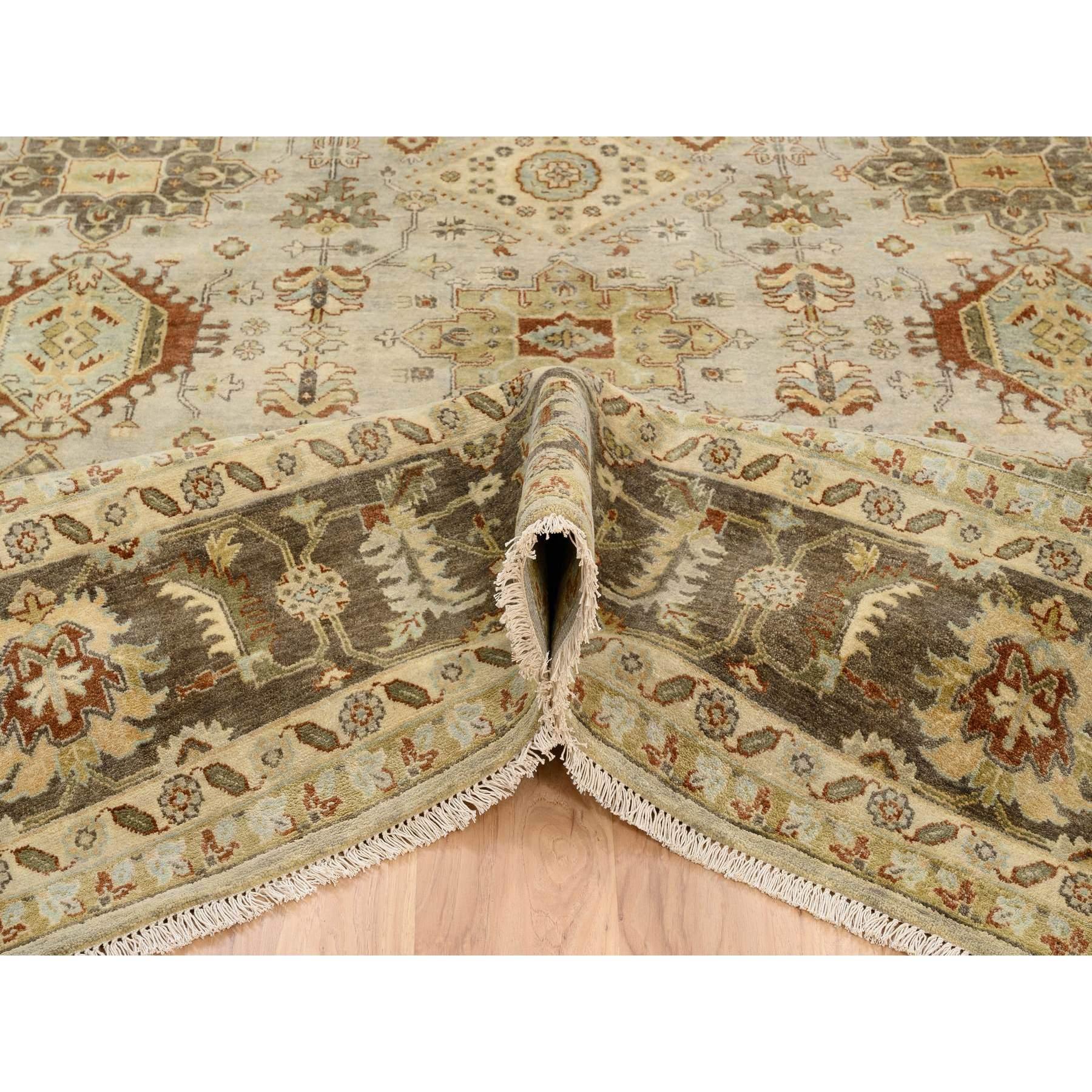 Hellgrauer, handgeknüpfter, quadratischer, orientalischer Teppich aus weicher Wolle im Karajeh-Design 10'2