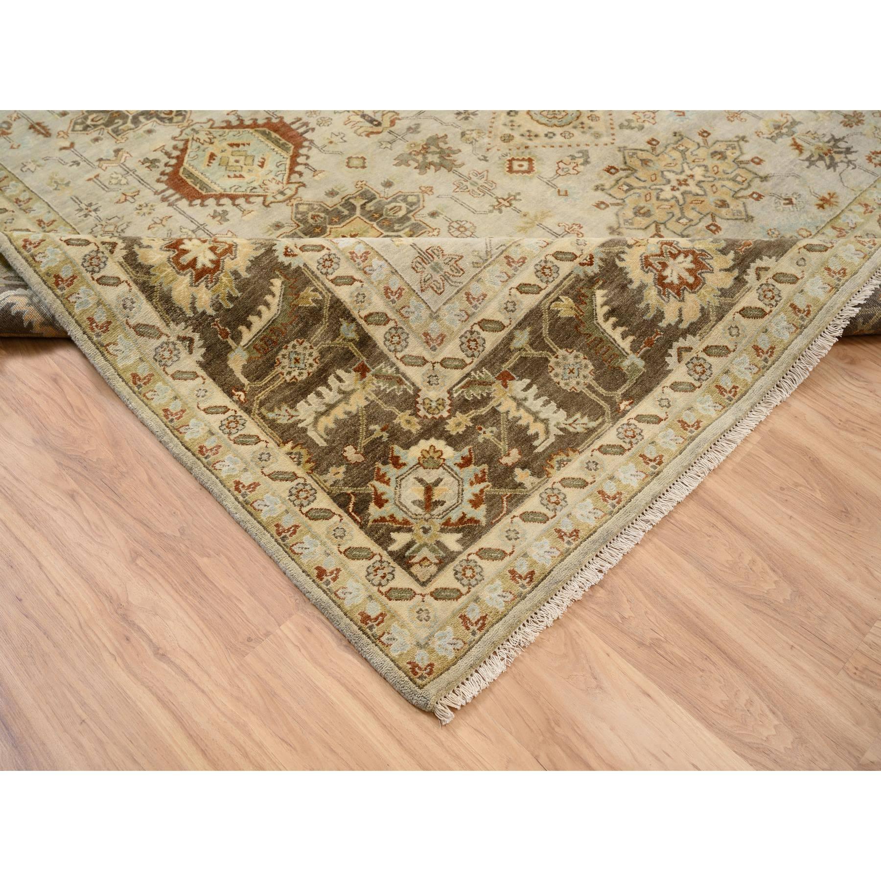 Hellgrauer, handgeknüpfter, quadratischer, orientalischer Teppich aus weicher Wolle im Karajeh-Design 10'2
