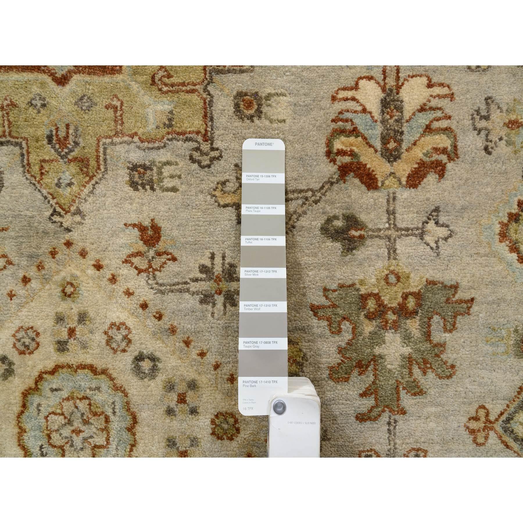 Hellgrauer, handgeknüpfter, quadratischer, orientalischer Teppich aus weicher Wolle im Karajeh-Design 10'2