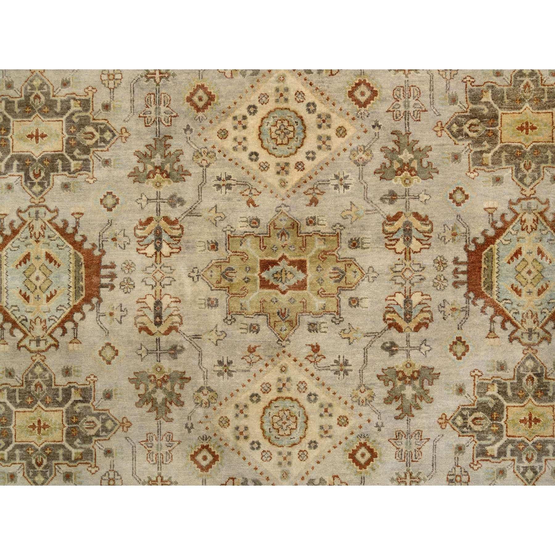 Hellgrauer, handgeknüpfter, quadratischer, orientalischer Teppich aus weicher Wolle im Karajeh-Design 10'2