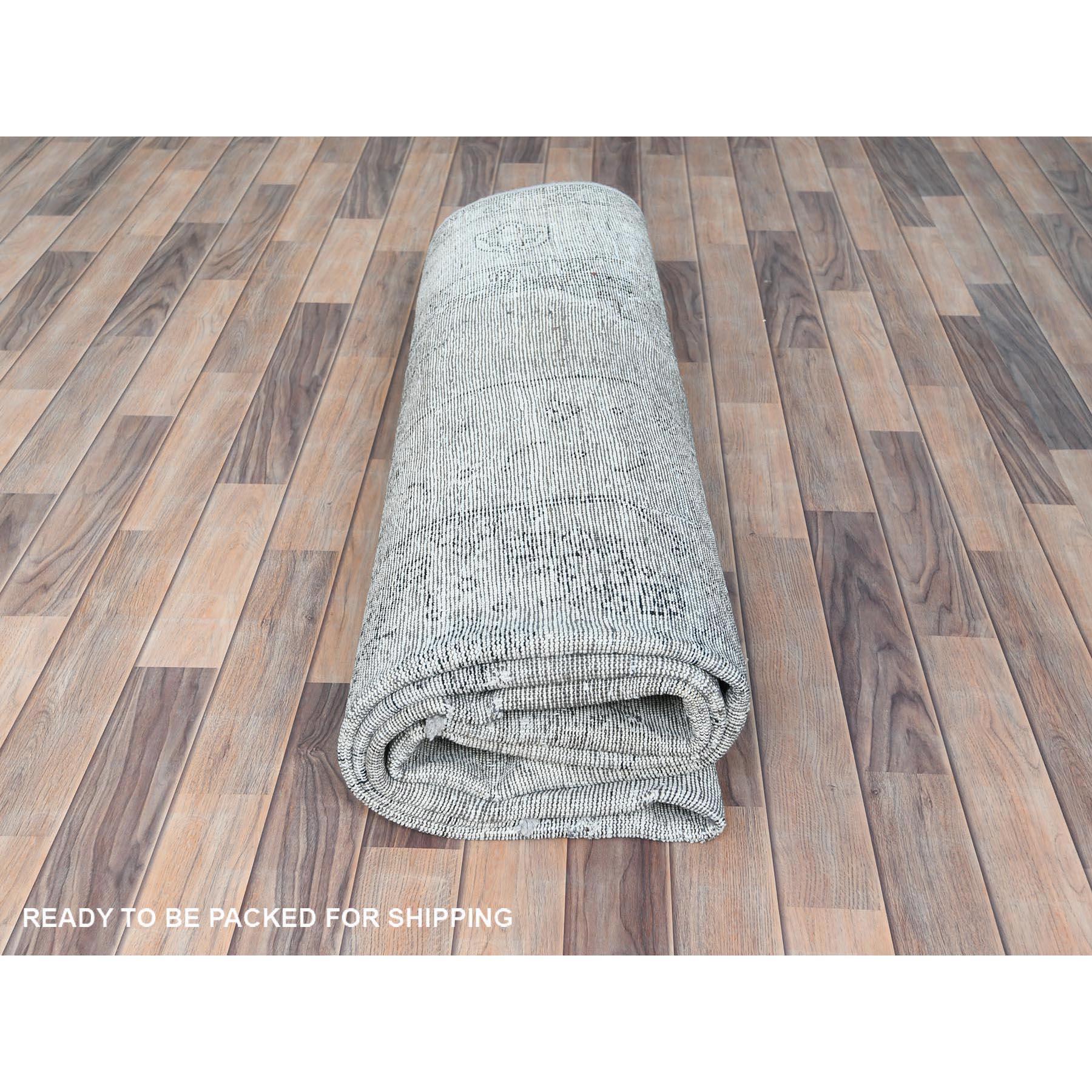 Leichter hellgrauer handgeknüpfter Vintage-Teppich aus persischer Täbriswolle mit rustikalem Gefühl im Angebot 2