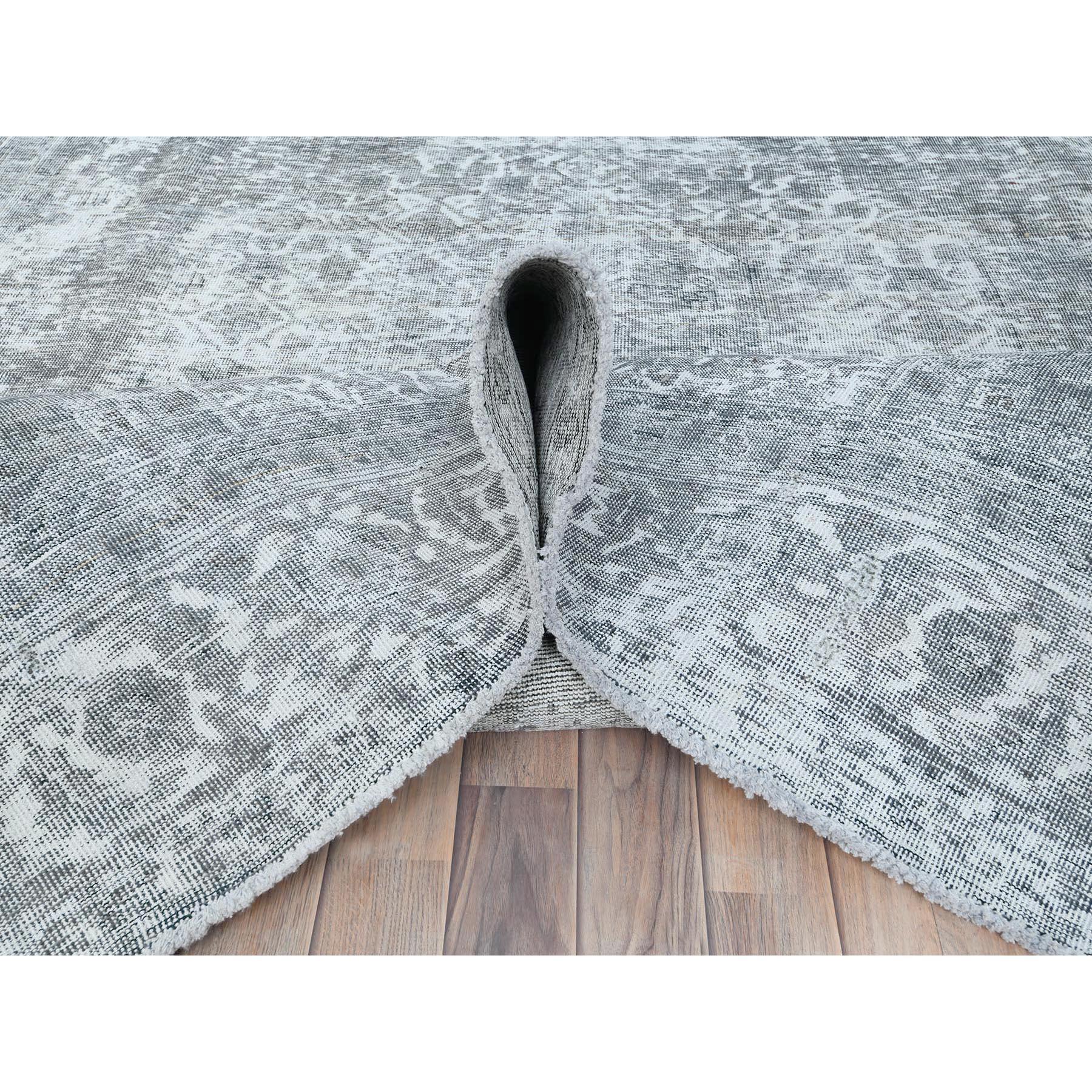 Leichter hellgrauer handgeknüpfter Vintage-Teppich aus persischer Täbriswolle mit rustikalem Gefühl im Zustand „Gut“ im Angebot in Carlstadt, NJ