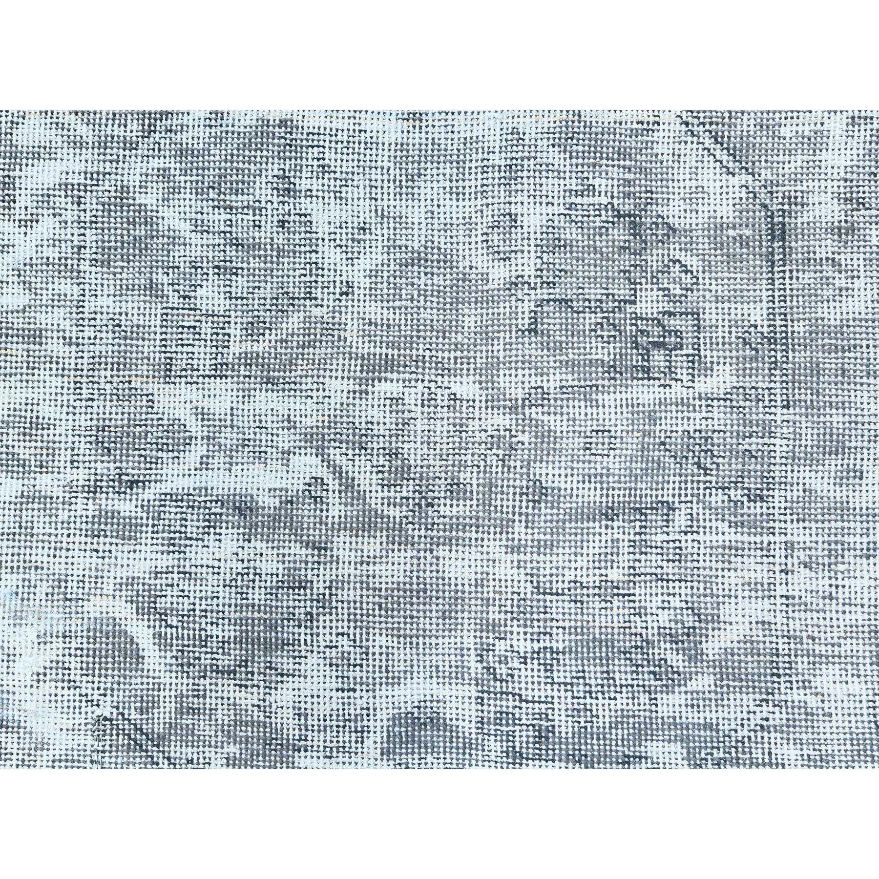 Leichter hellgrauer handgeknüpfter Vintage-Teppich aus persischer Täbriswolle mit rustikalem Gefühl im Angebot 1