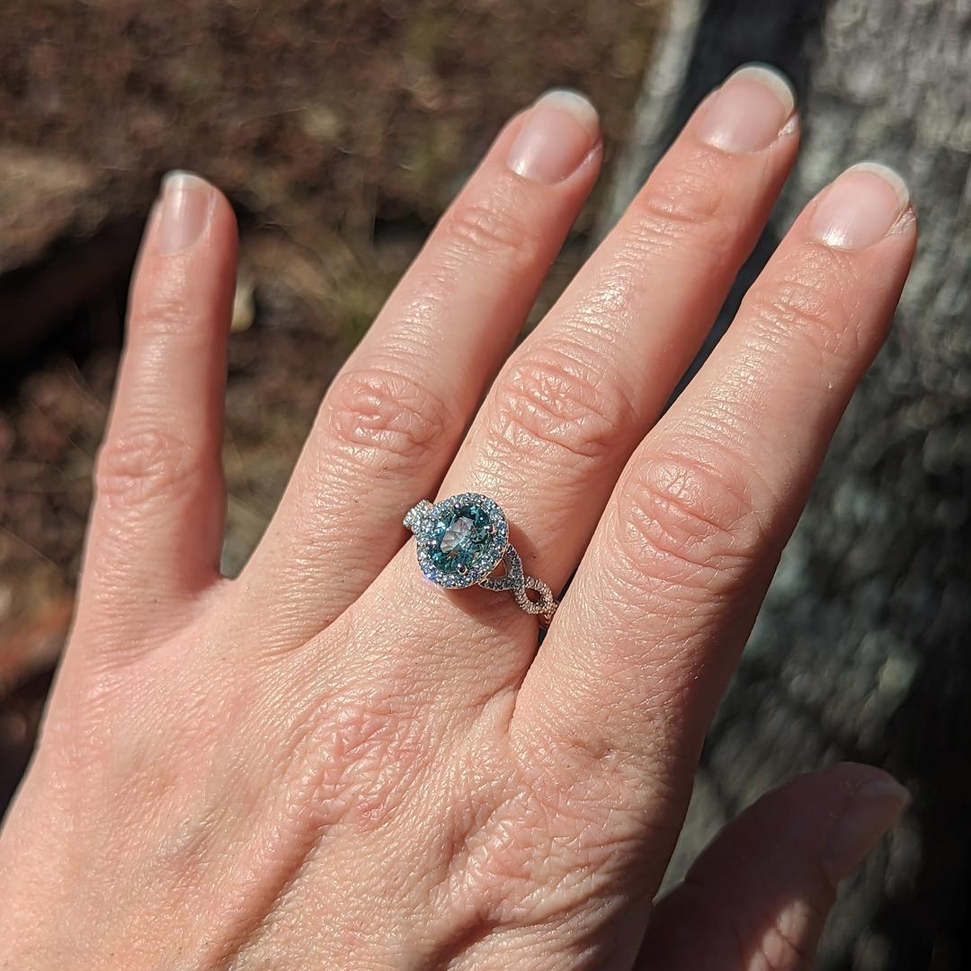 Ring aus 14 Karat Weißgold mit hellgrauem, blau-grünem Montana-Saphir und Diamant (Ovalschliff) im Angebot