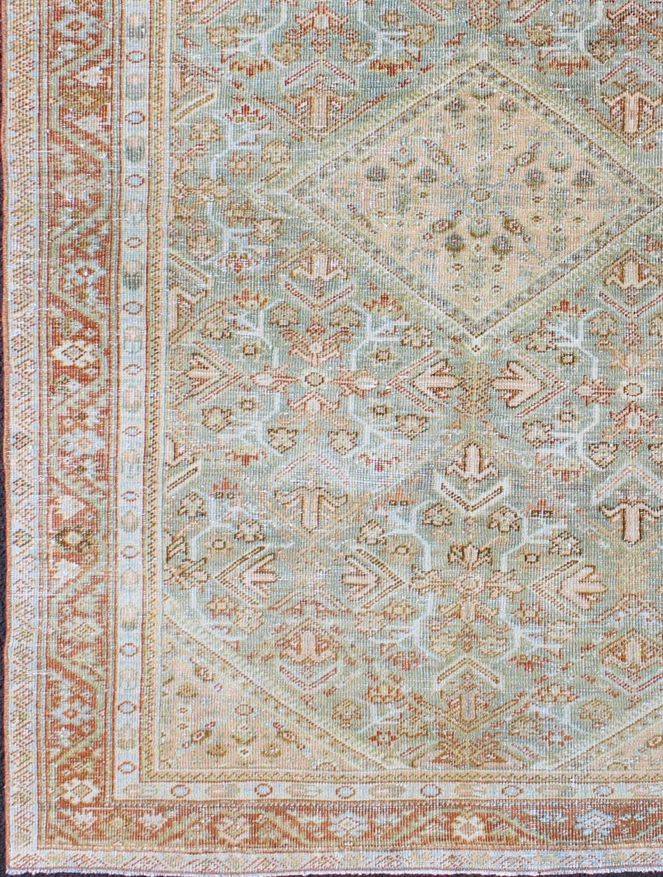 Persischer Mahal antiker Teppich mit floralem Muster in Pfirsich, grün, blau und roten Farben mit zentralem Medaillon, Teppich na-180709, Herkunftsland / Typ: Iran / Mahal, um 1920.

Dieser antike persische Mahal-Teppich aus dem frühen 20.