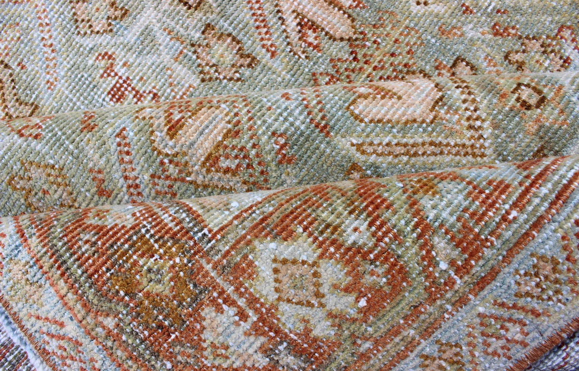 Hellgrüner und roter antiker persischer Mahal-Teppich mit pfirsichfarbenem Medaillonmuster (Handgeknüpft) im Angebot