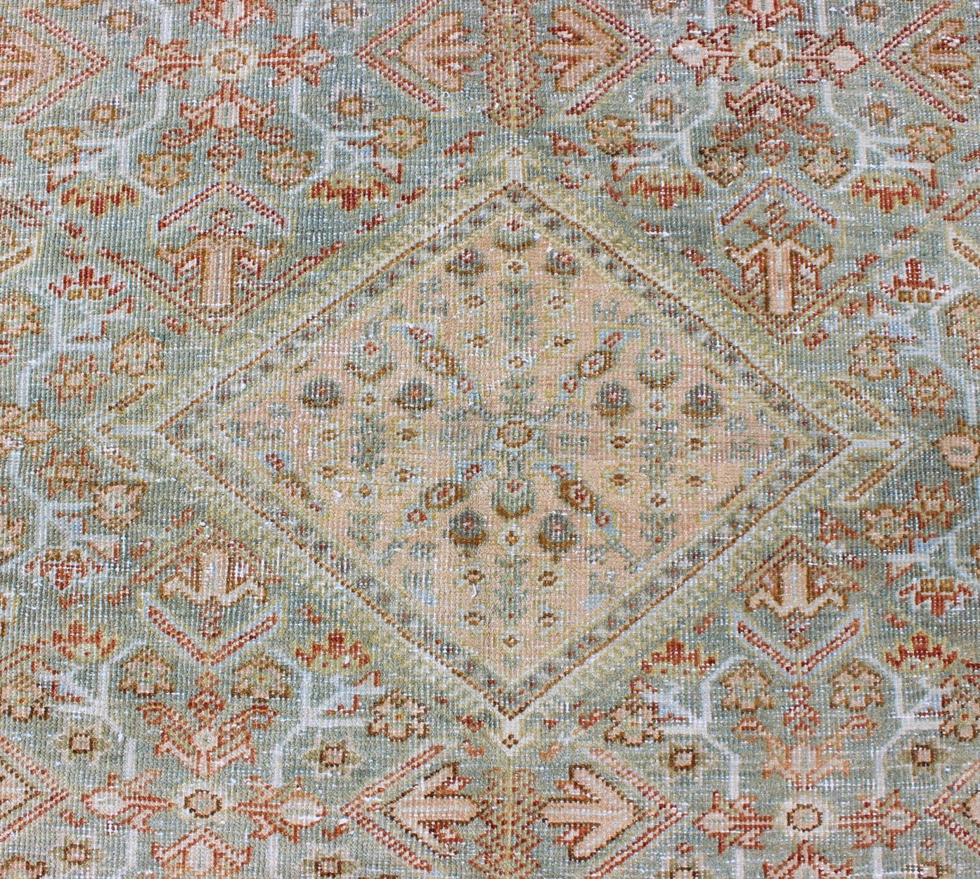 Hellgrüner und roter antiker persischer Mahal-Teppich mit pfirsichfarbenem Medaillonmuster im Zustand „Hervorragend“ im Angebot in Atlanta, GA