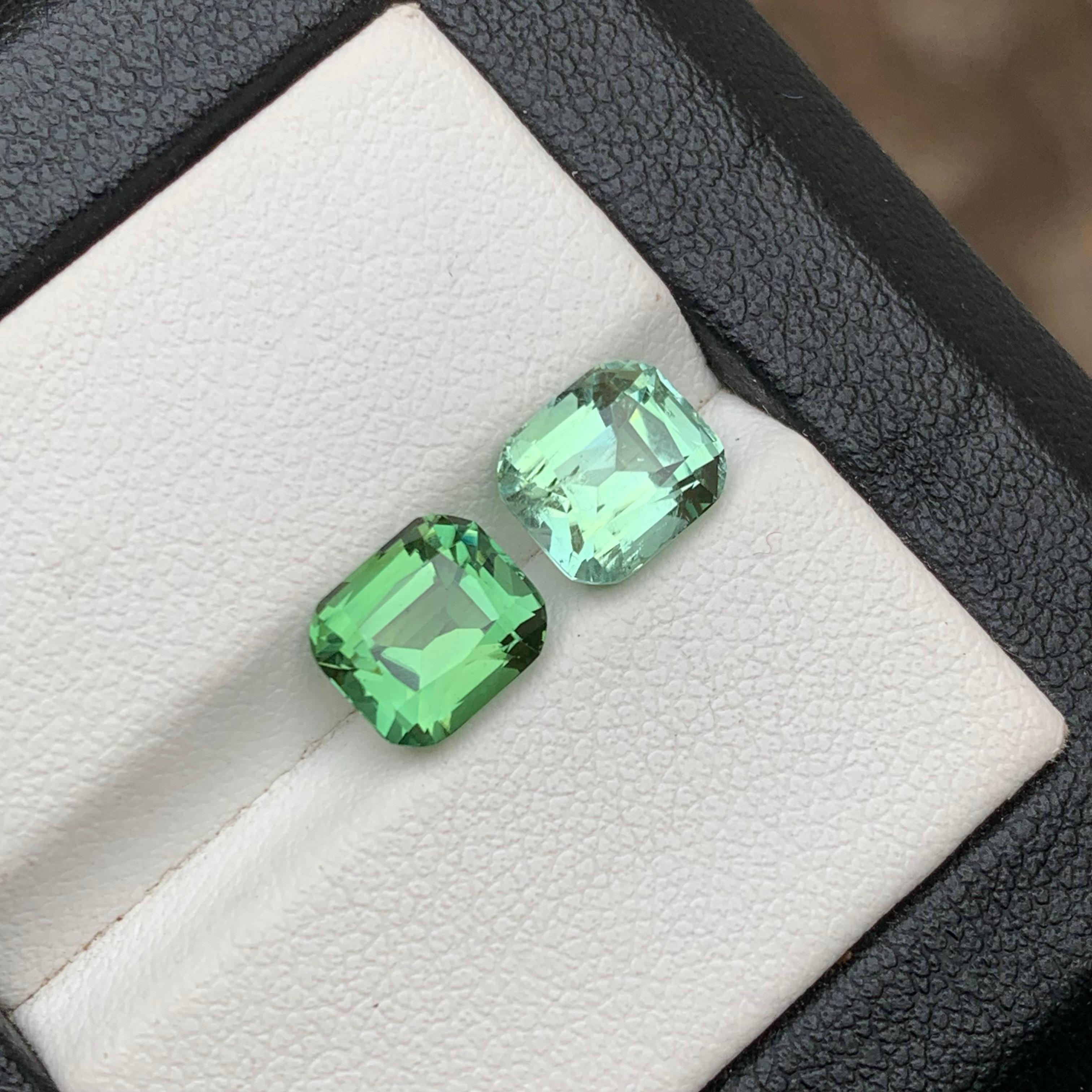 Taille coussin Paire de tourmalines naturelles vertes claires et vertes pomme vertes de 3,90 carats en vente