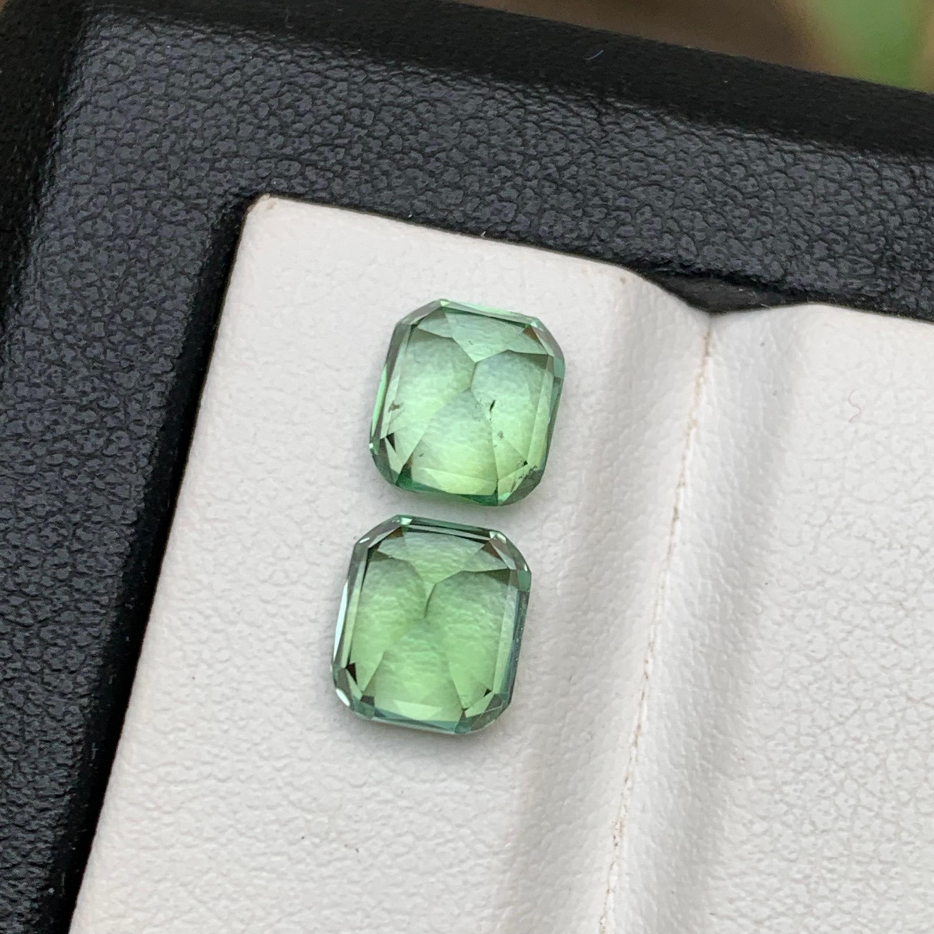 Paire de tourmalines naturelles vertes claires et vertes pomme vertes de 3,90 carats Unisexe en vente