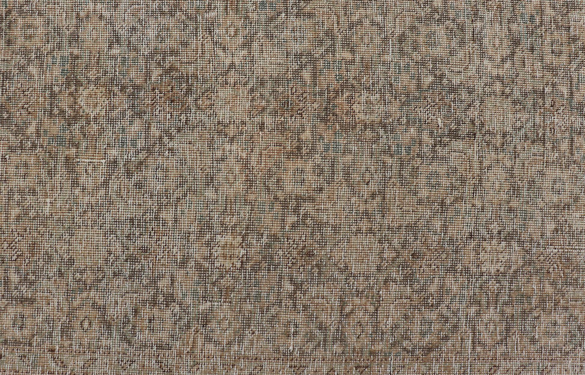 Vert clair, brun et brun clair  Tapis persan ancien de Tabriz au motif Herati Abîmé - En vente à Atlanta, GA